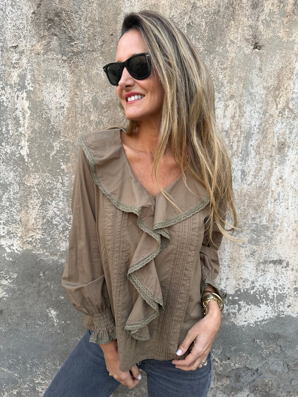Blusa volados centrales café claro
