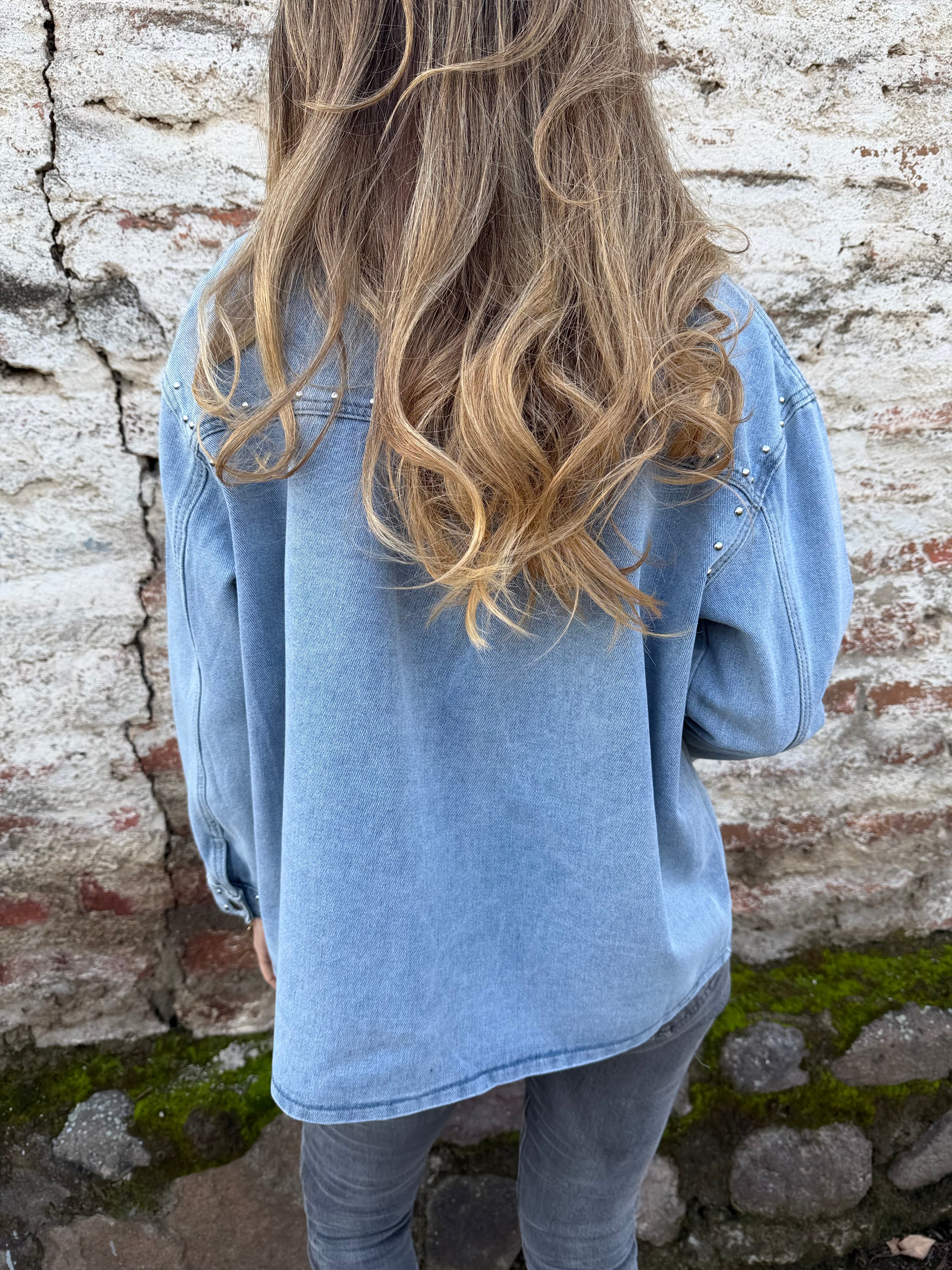 Chaqueta bluejean tachas celeste