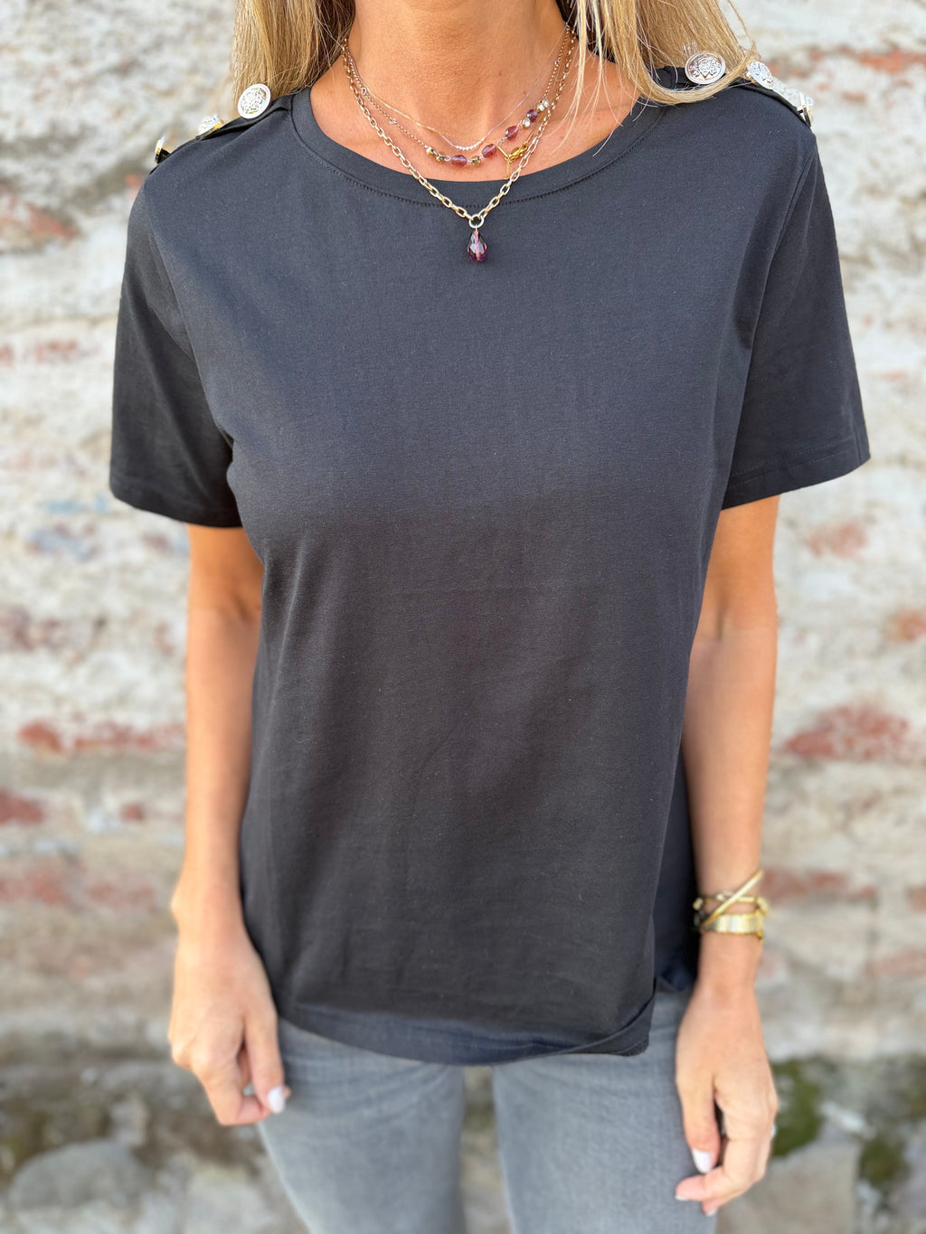 Polera botones hombros negra