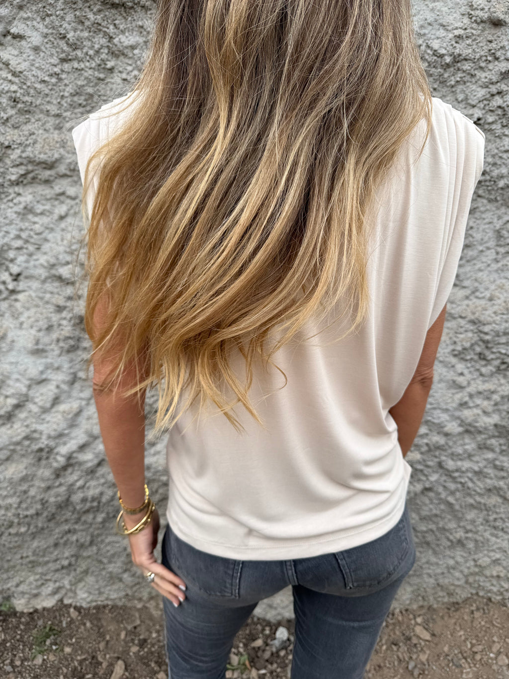 Polera hombreras plisadas beige