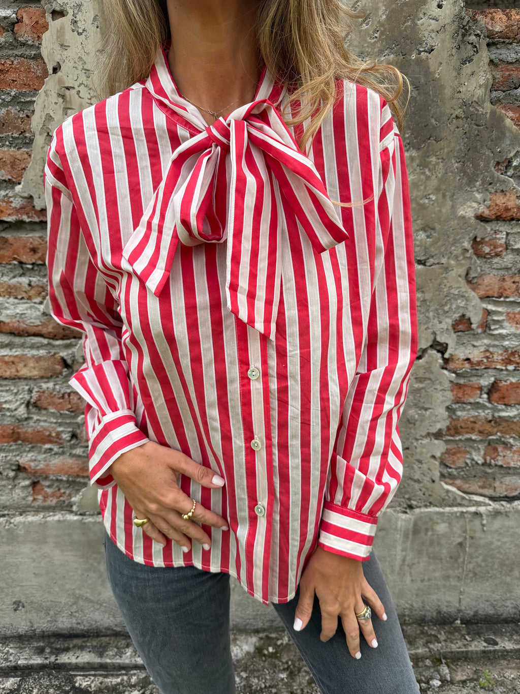 Blusa rayada rosetón roja