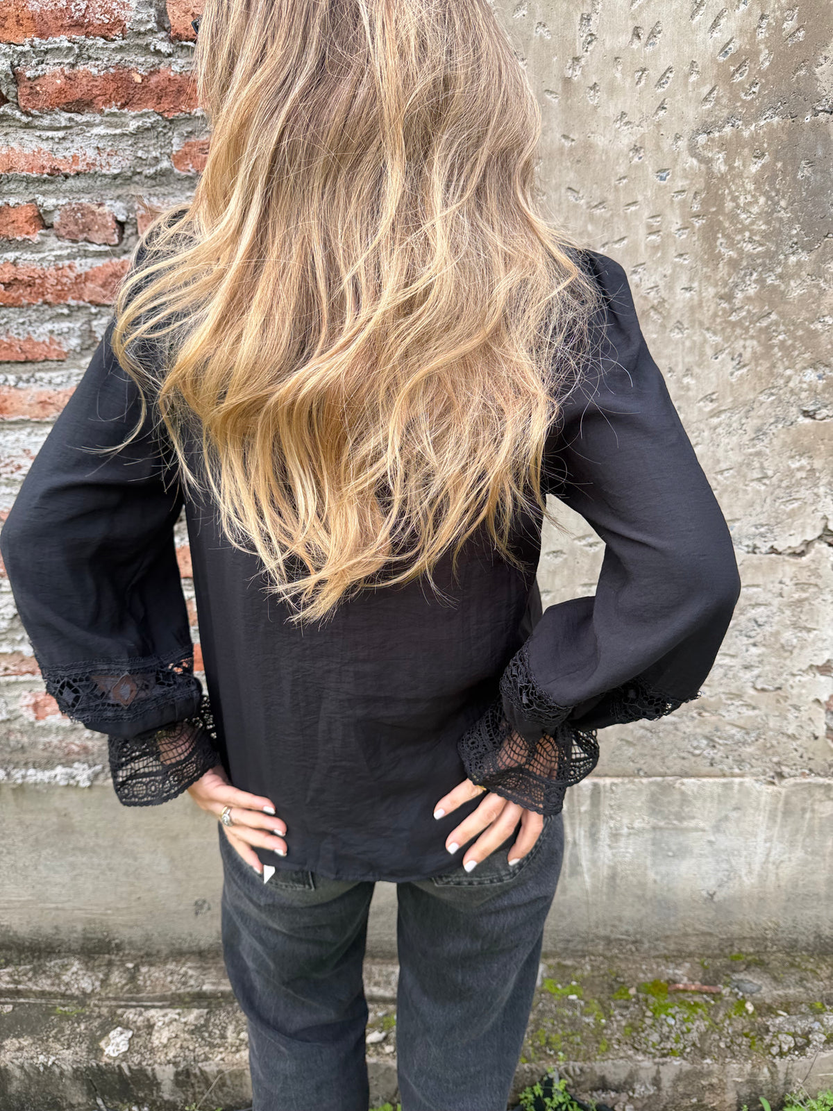 Blusa macramé central negra