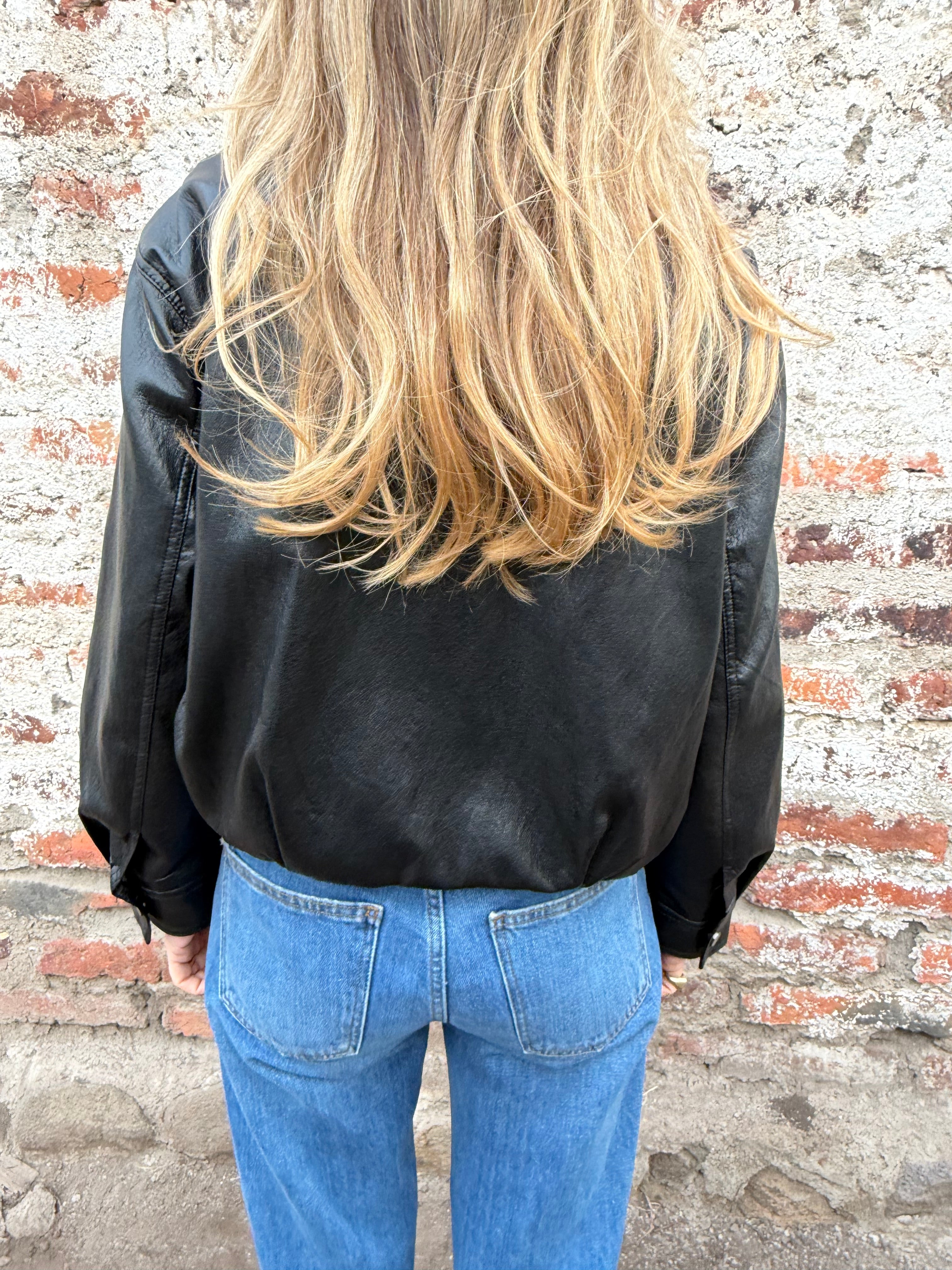 Chaqueta efecto cuero increíble negra