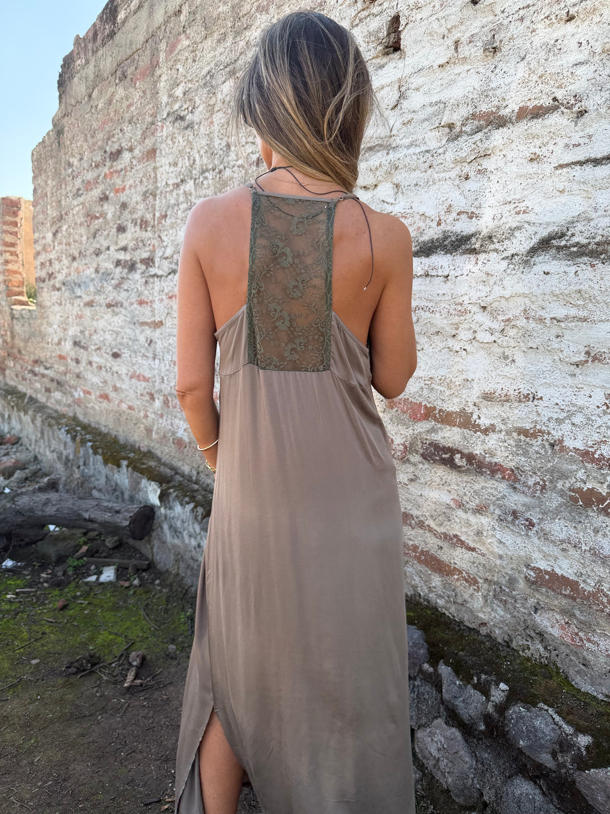Vestido espalda encaje taupé