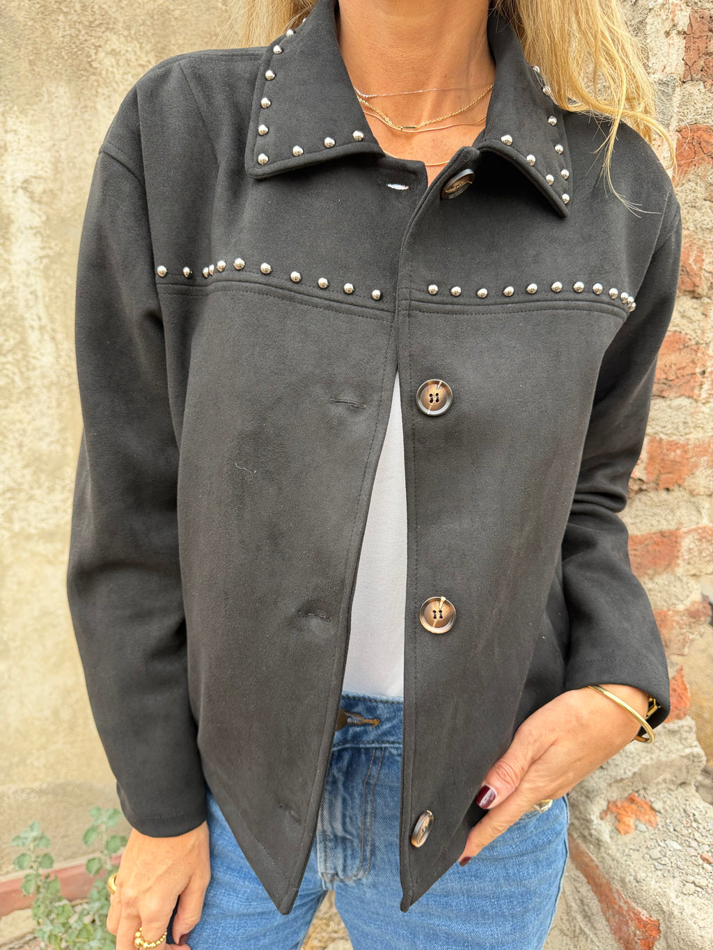 Chaqueta suede tachitas negra