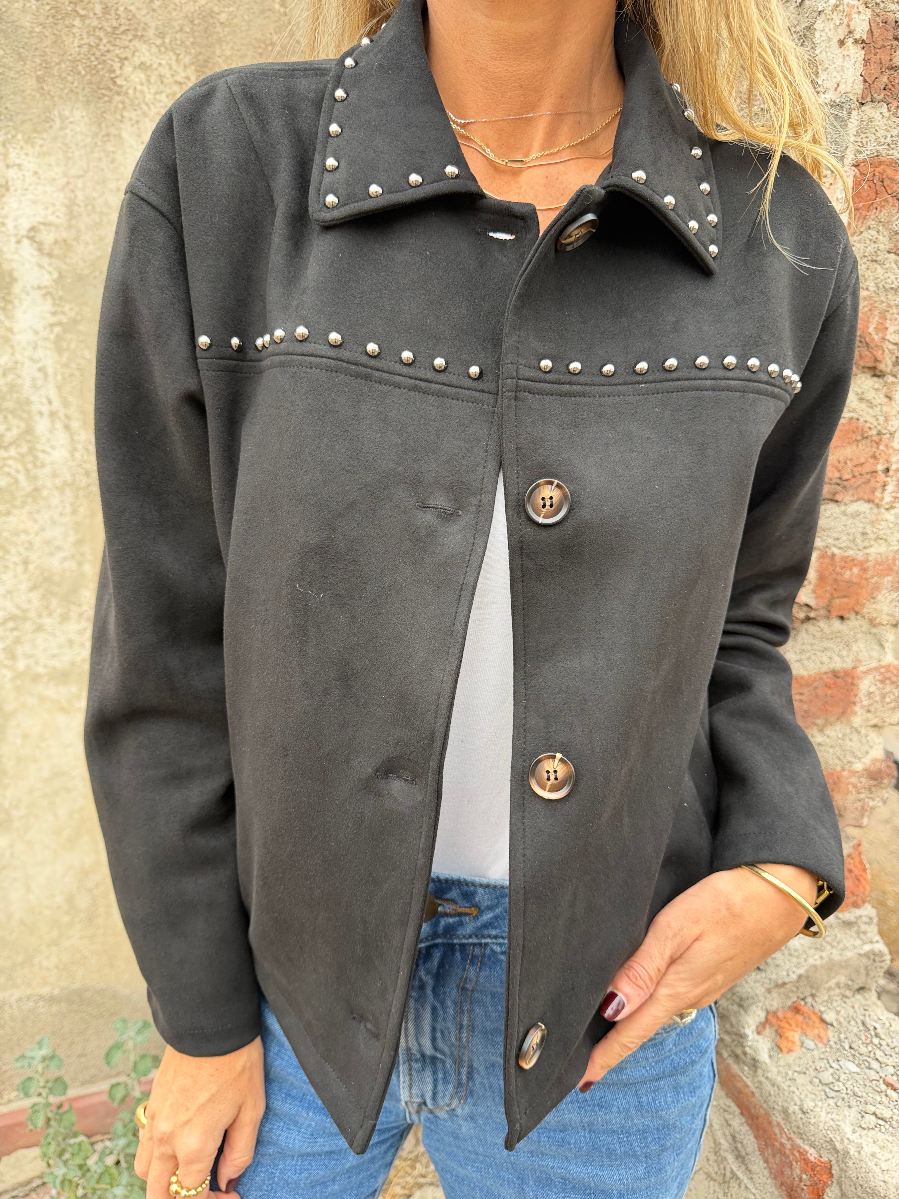 Chaqueta suede tachitas negra
