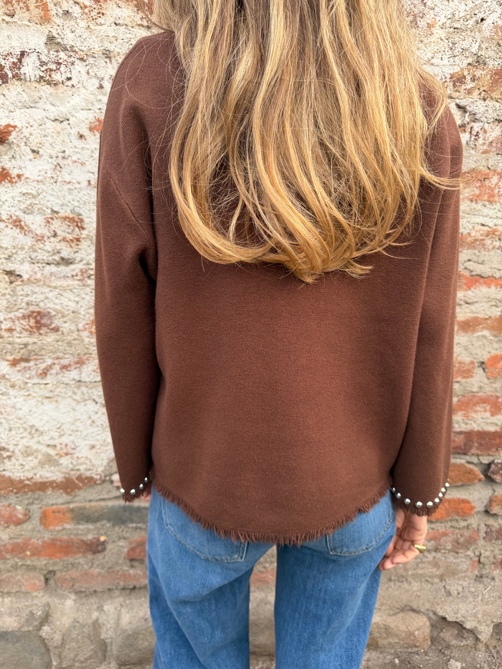Chaleco tachas escote desflecado café
