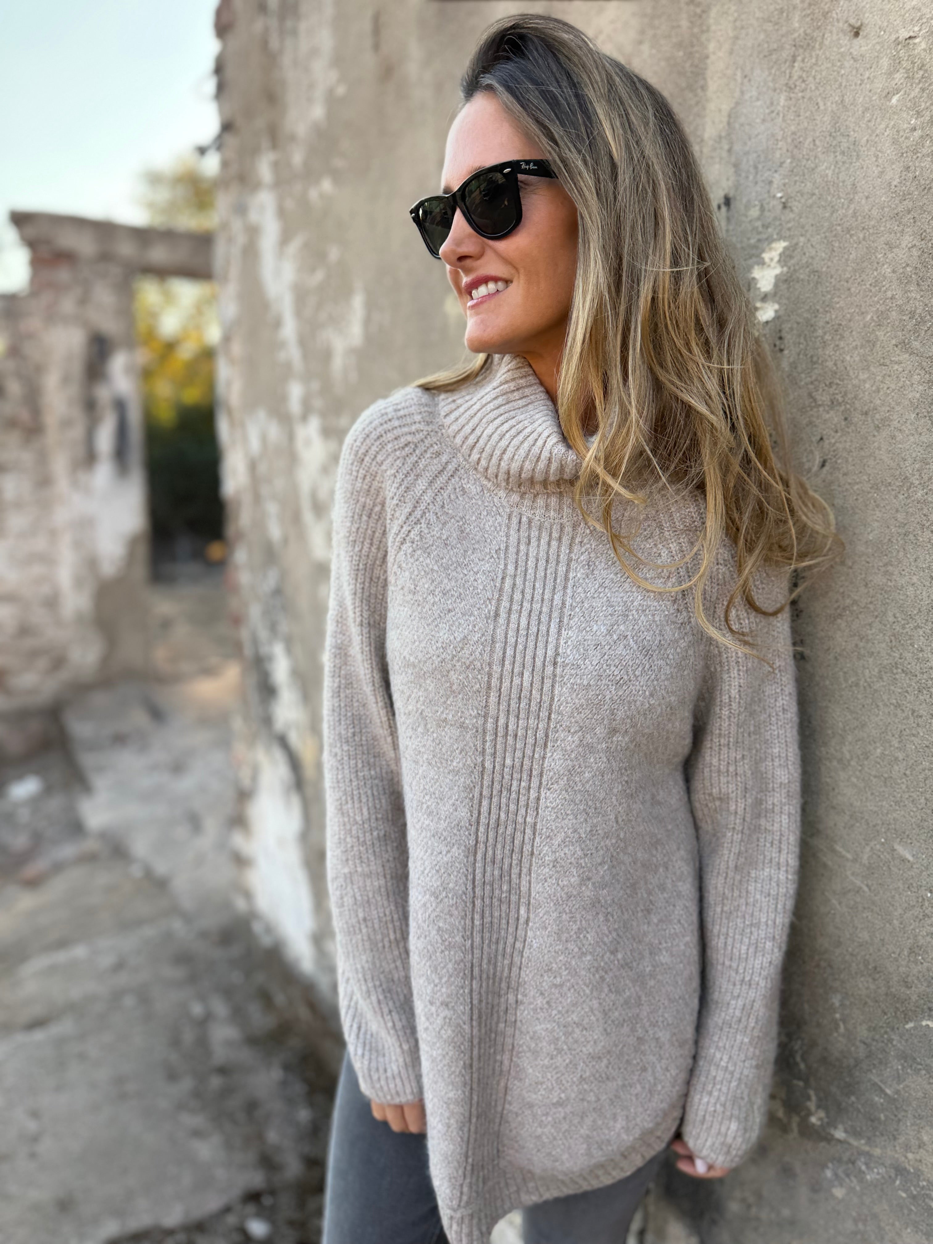 Chaleco cuello tortuga beige oscuro