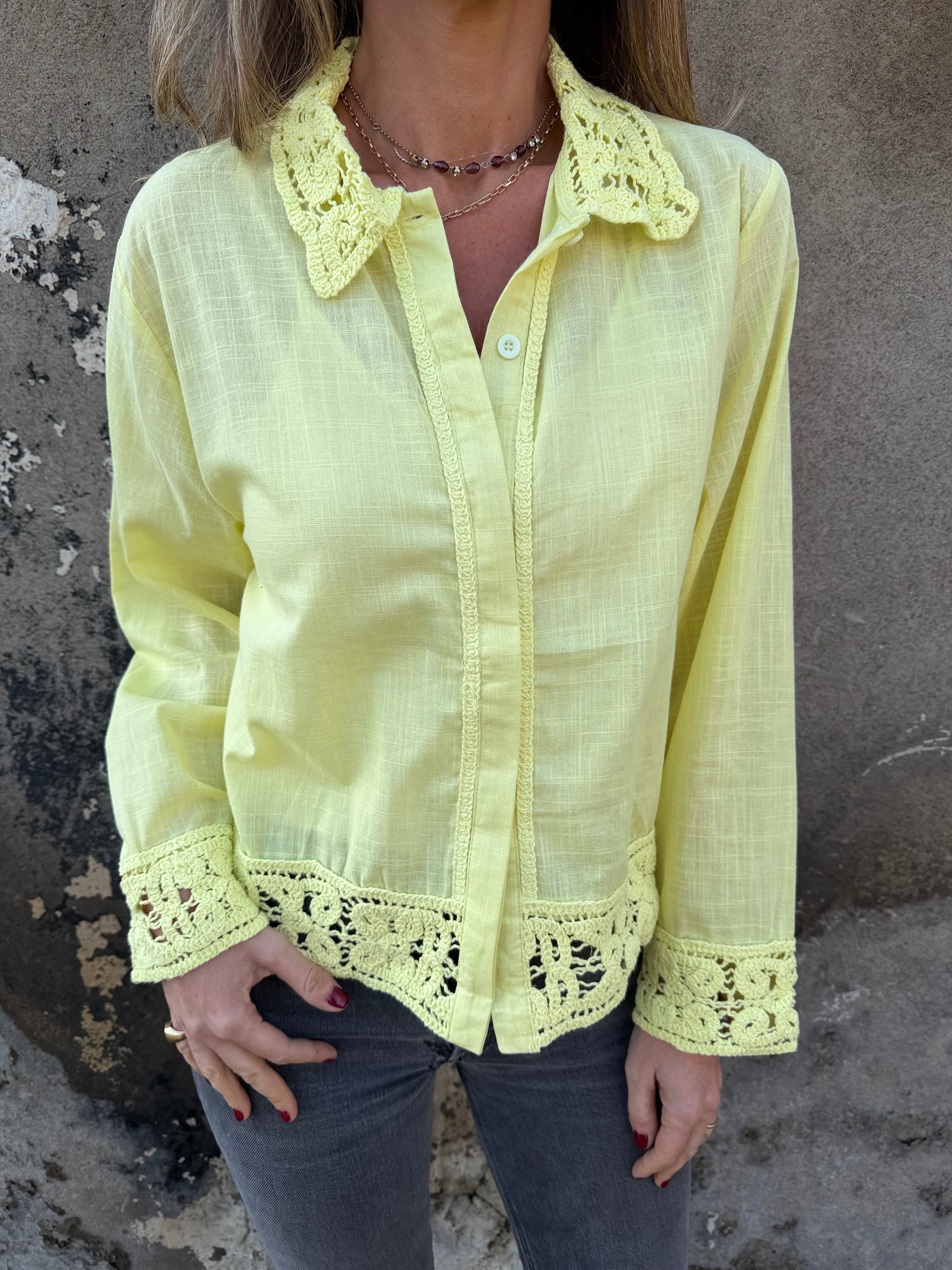 Blusa linoto y macramé amarilla flúor