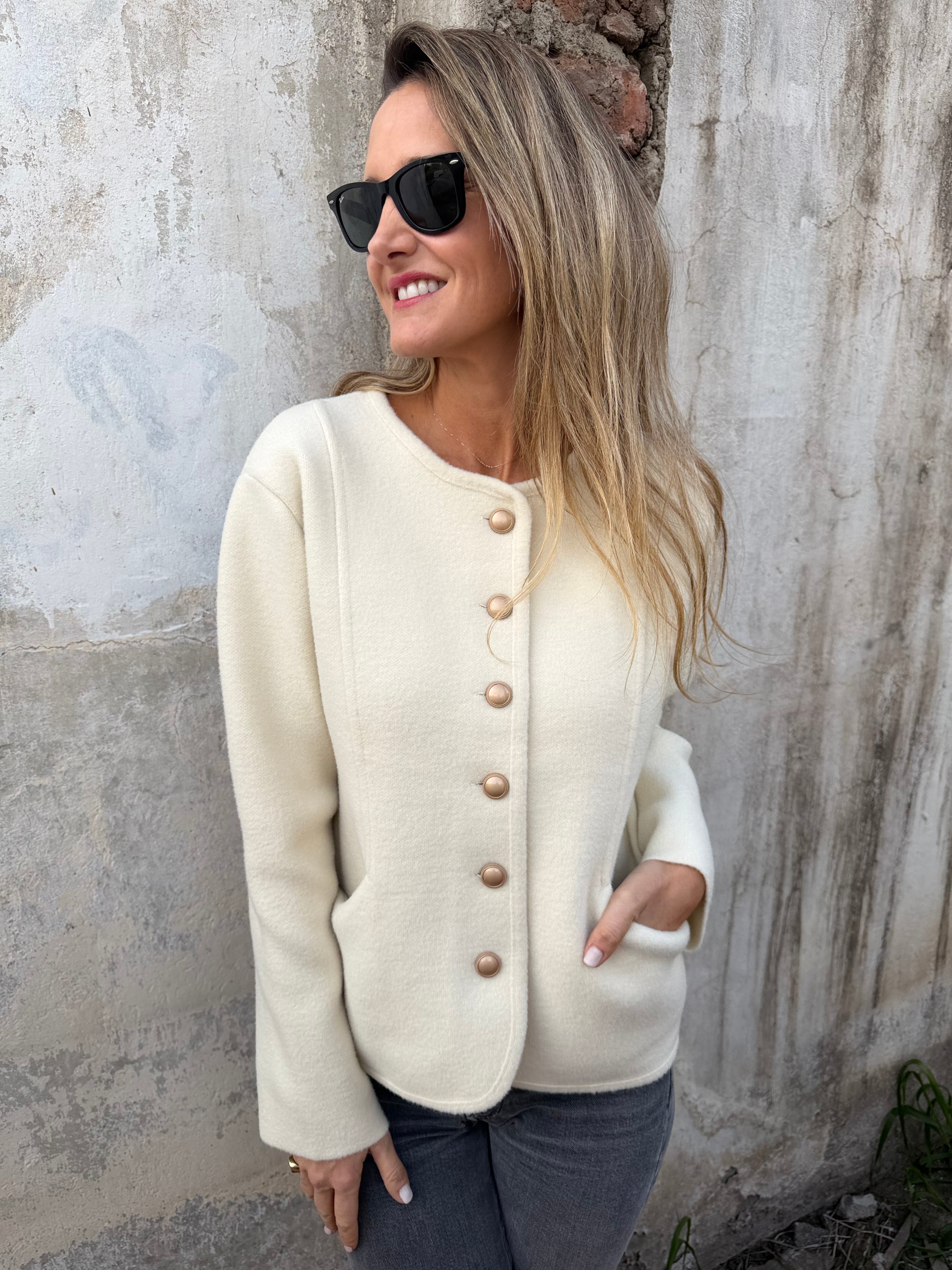 Chaqueta paño botones dorados blanca