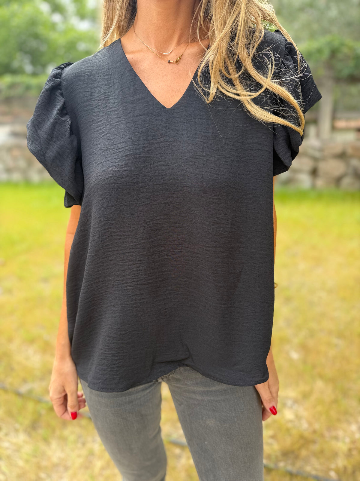Blusa crep vuelitos mangas negra