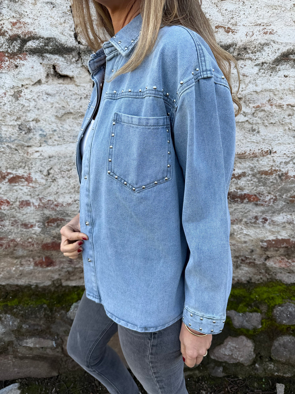 Chaqueta bluejean tachas celeste