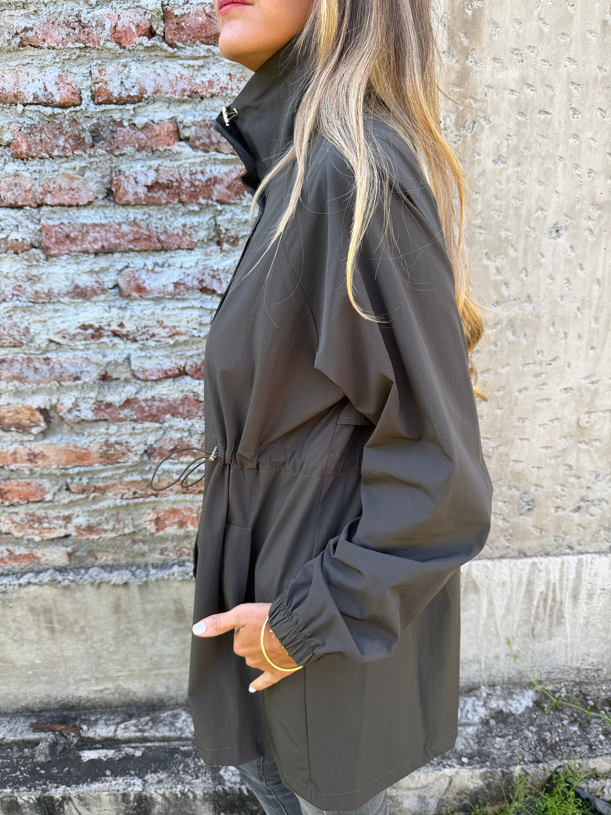 Trench corta viento café moro