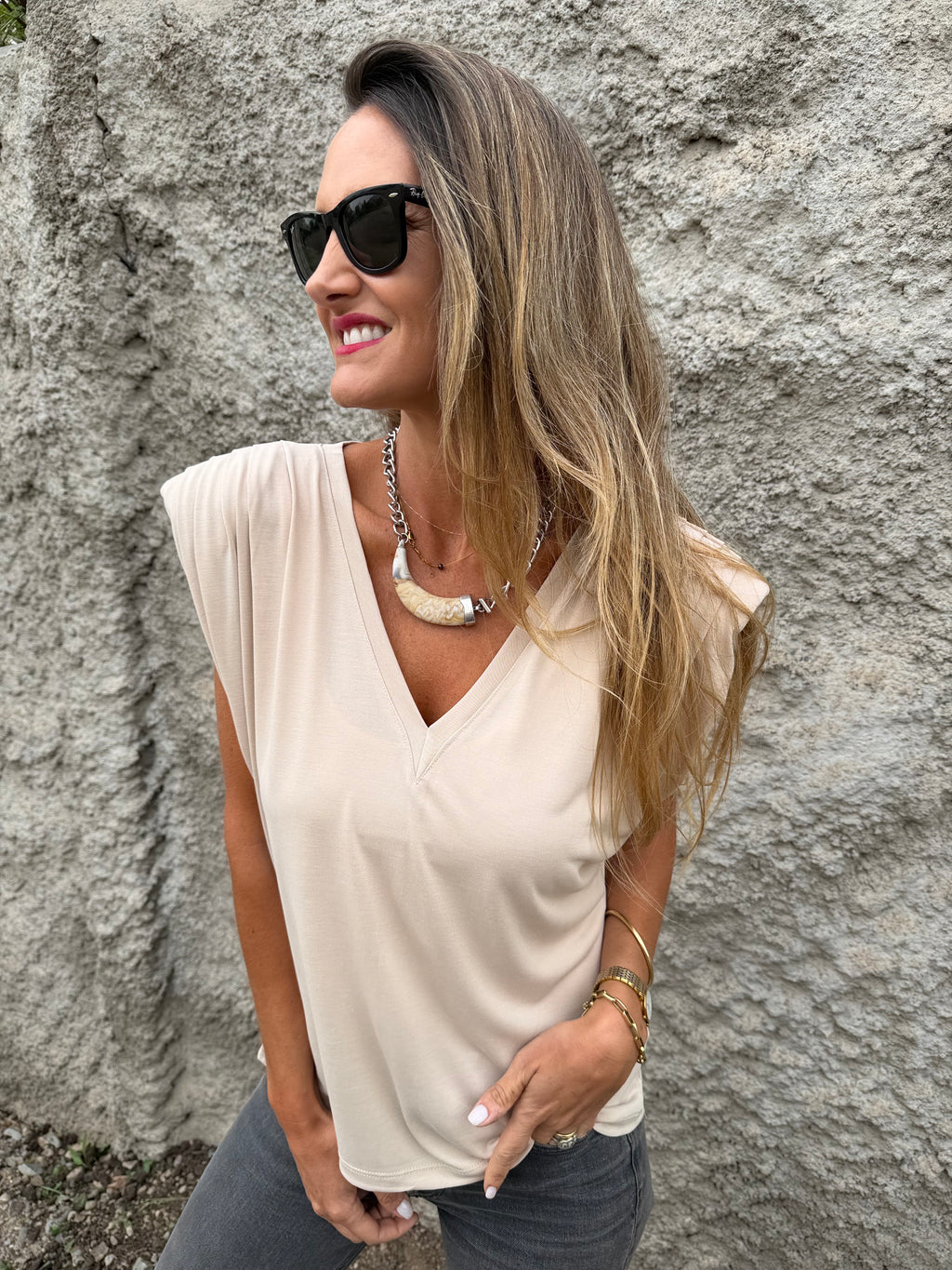Polera hombreras plisadas beige