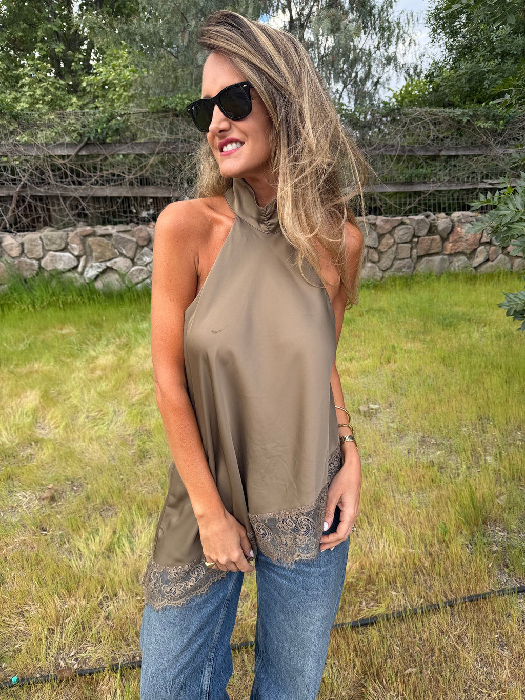 Blusa raso encaje verde musgo