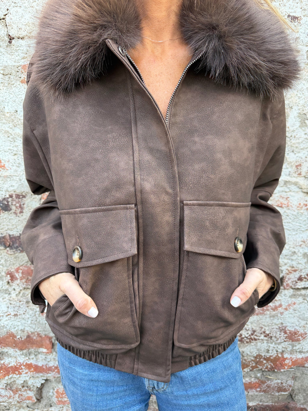 Chaqueta acolchada ecocuero opaco cuello removible piel café