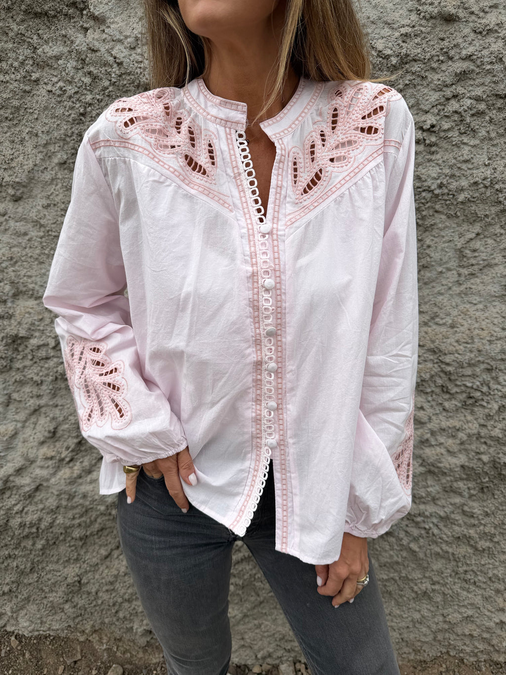 Blusa botoncitos coqueta broderie rosado