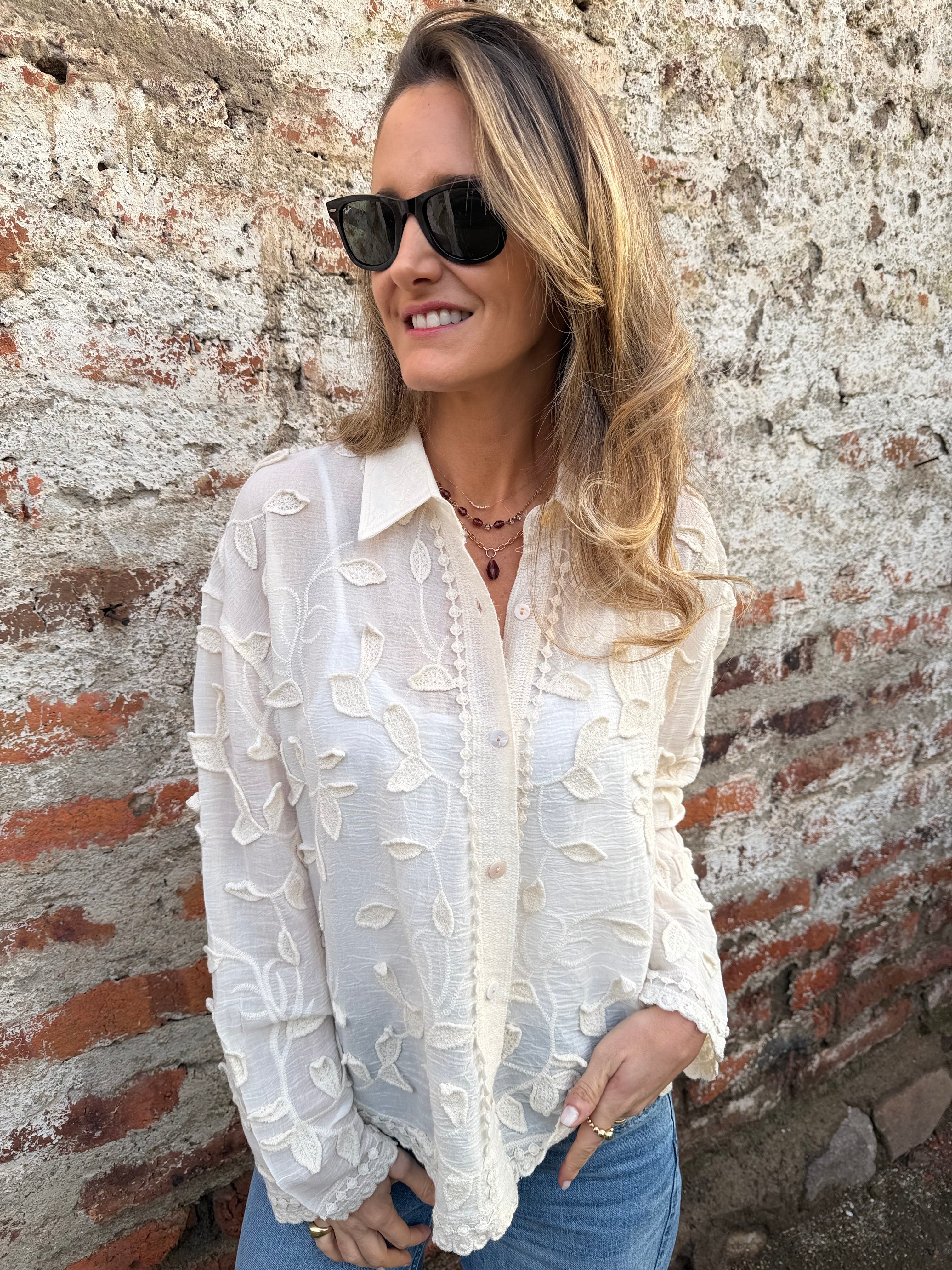 Blusa flores y bordados crudo