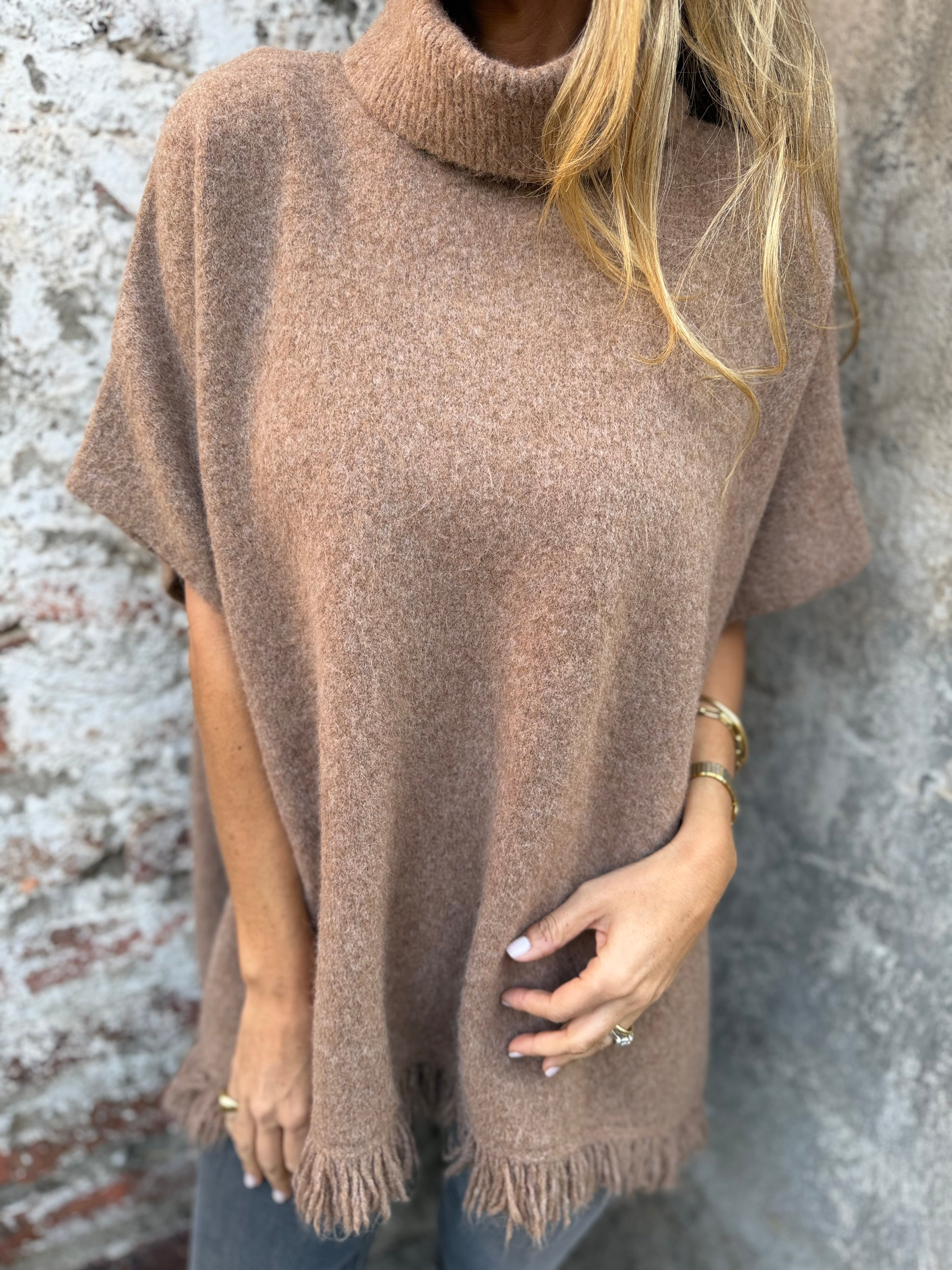 Ponchito cuello alto desflecado camel