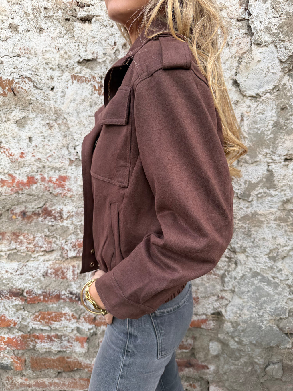 Chaqueta efecto gamuza bolsillos café