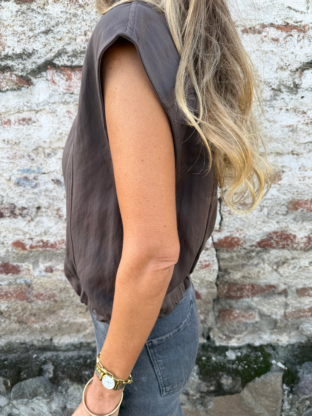 Blusa tipo chaqueta sin manga café