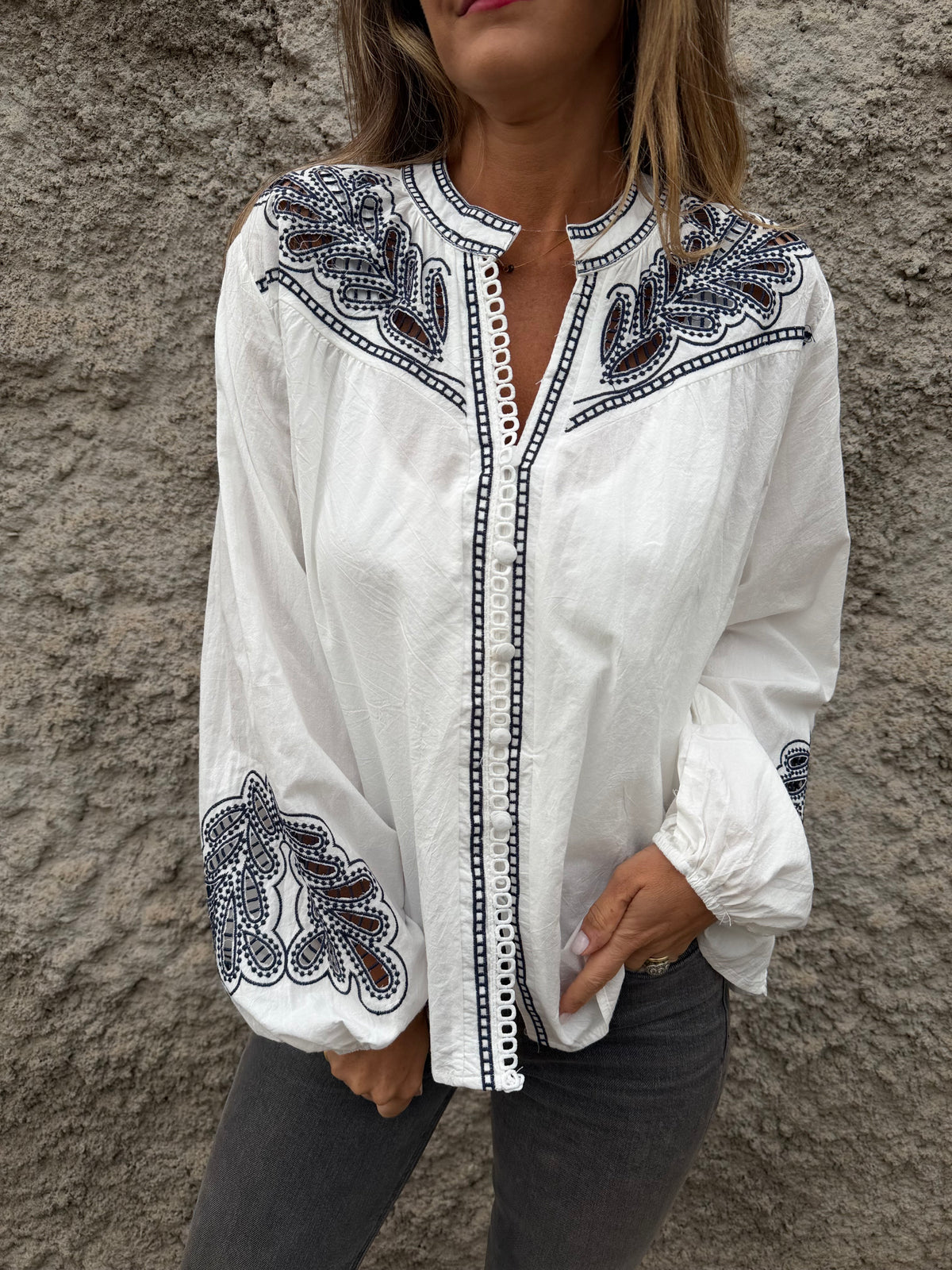 Blusa botoncitos coqueta broderie blanca