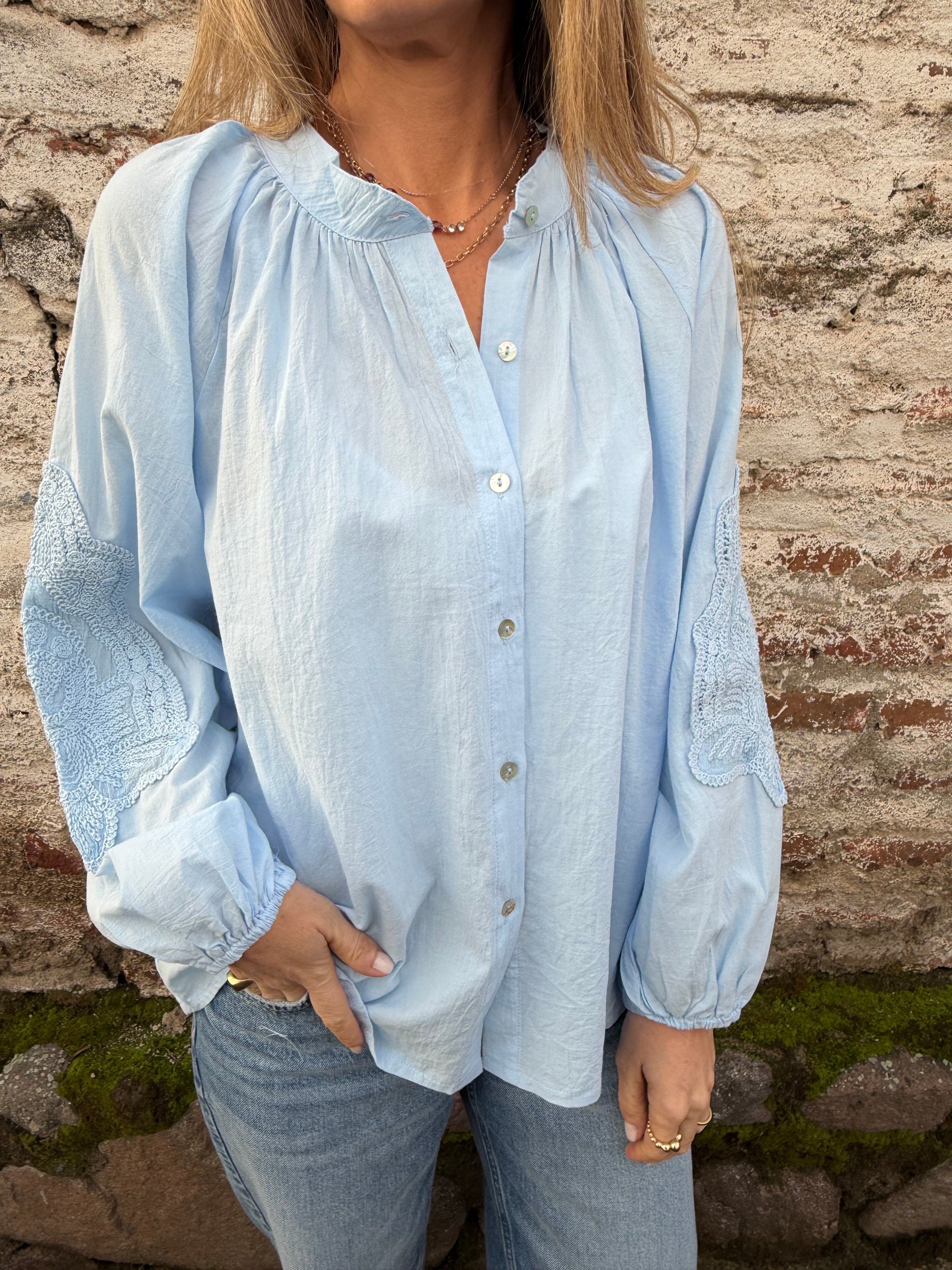 Blusa manga globo bordados celeste
