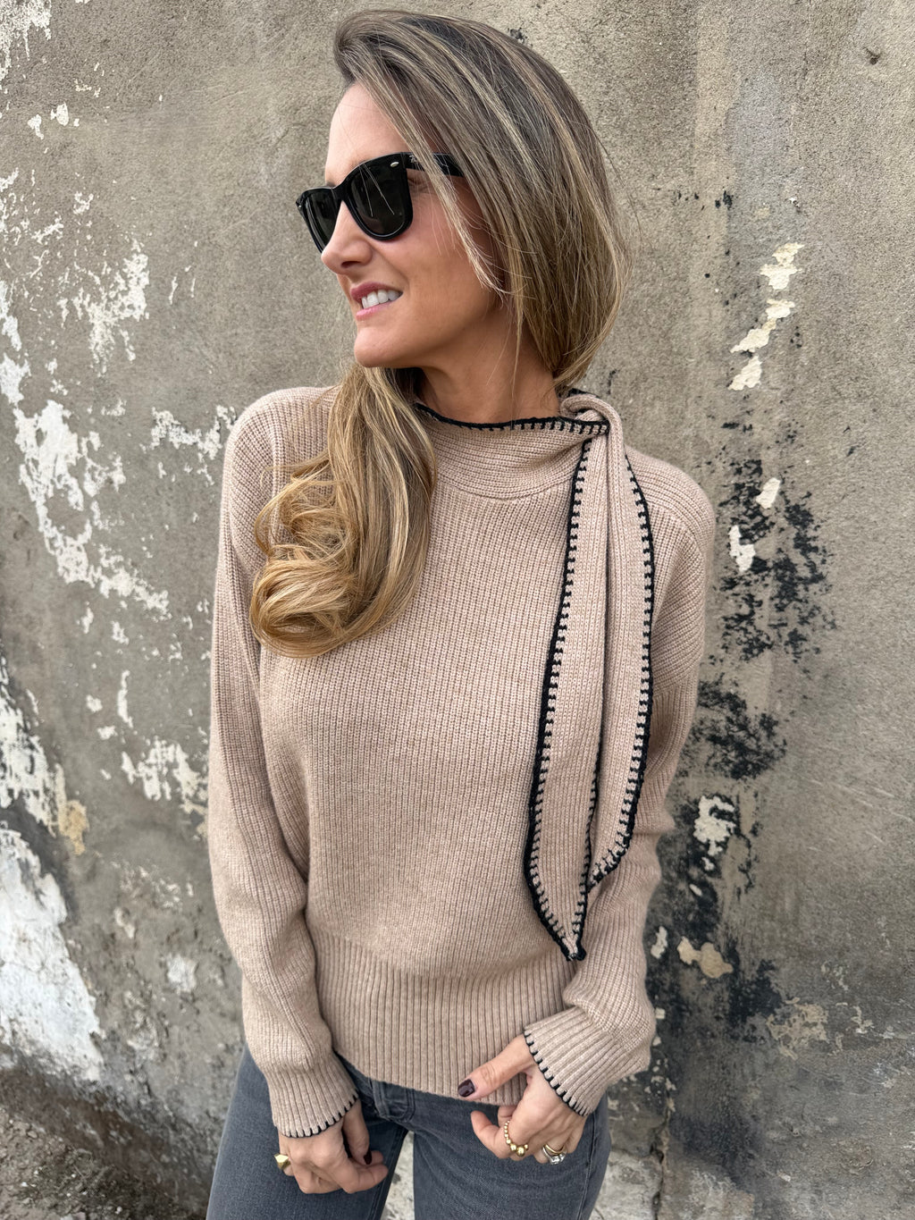 Chaleco lazo cuello beige