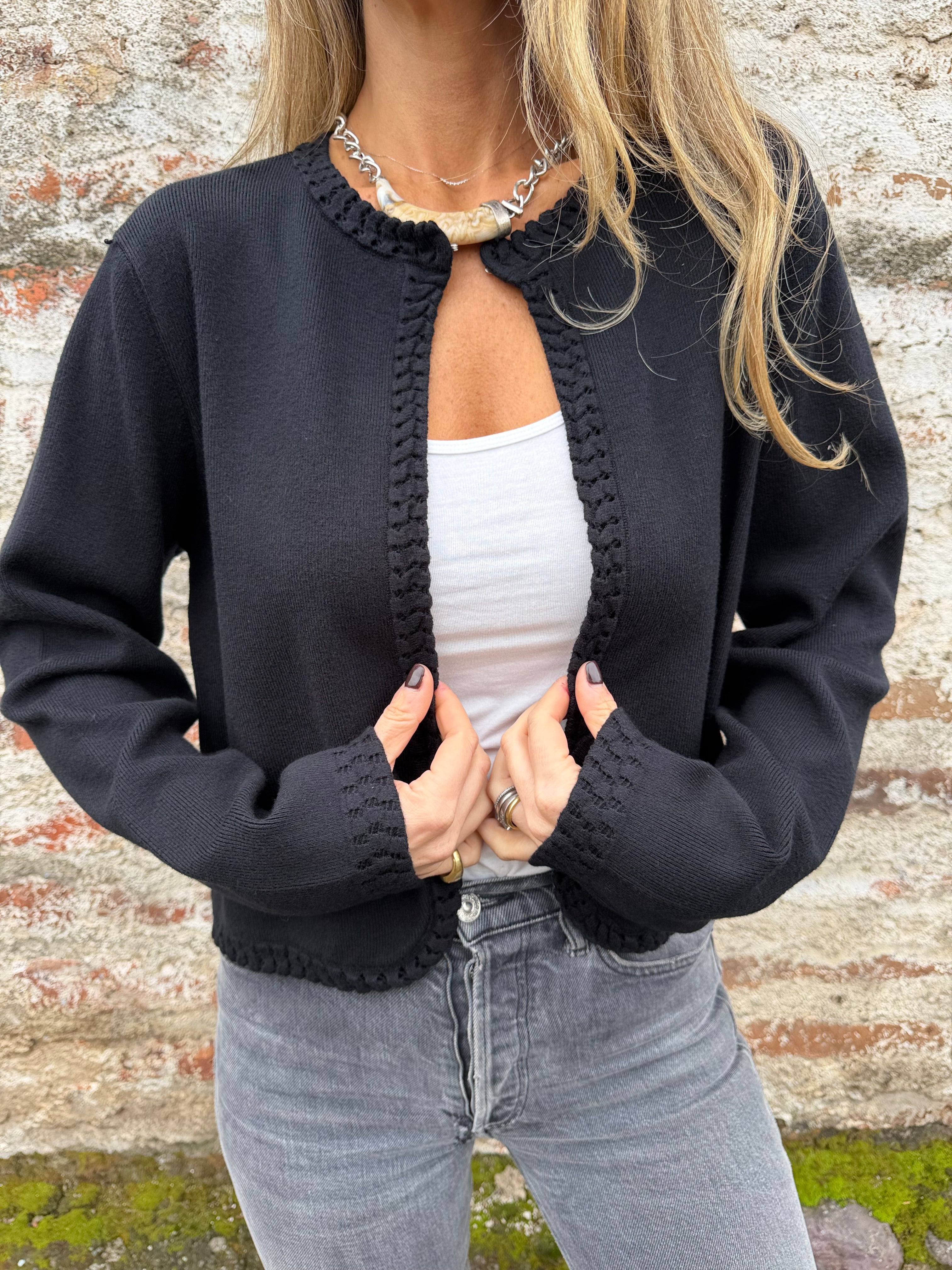 Chaquetita tejida vuelitos negra