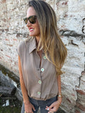 Blusa tipo chaqueta sin manga taupe