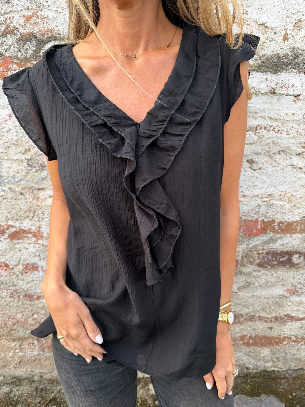 Blusa vuelitos escote central negra