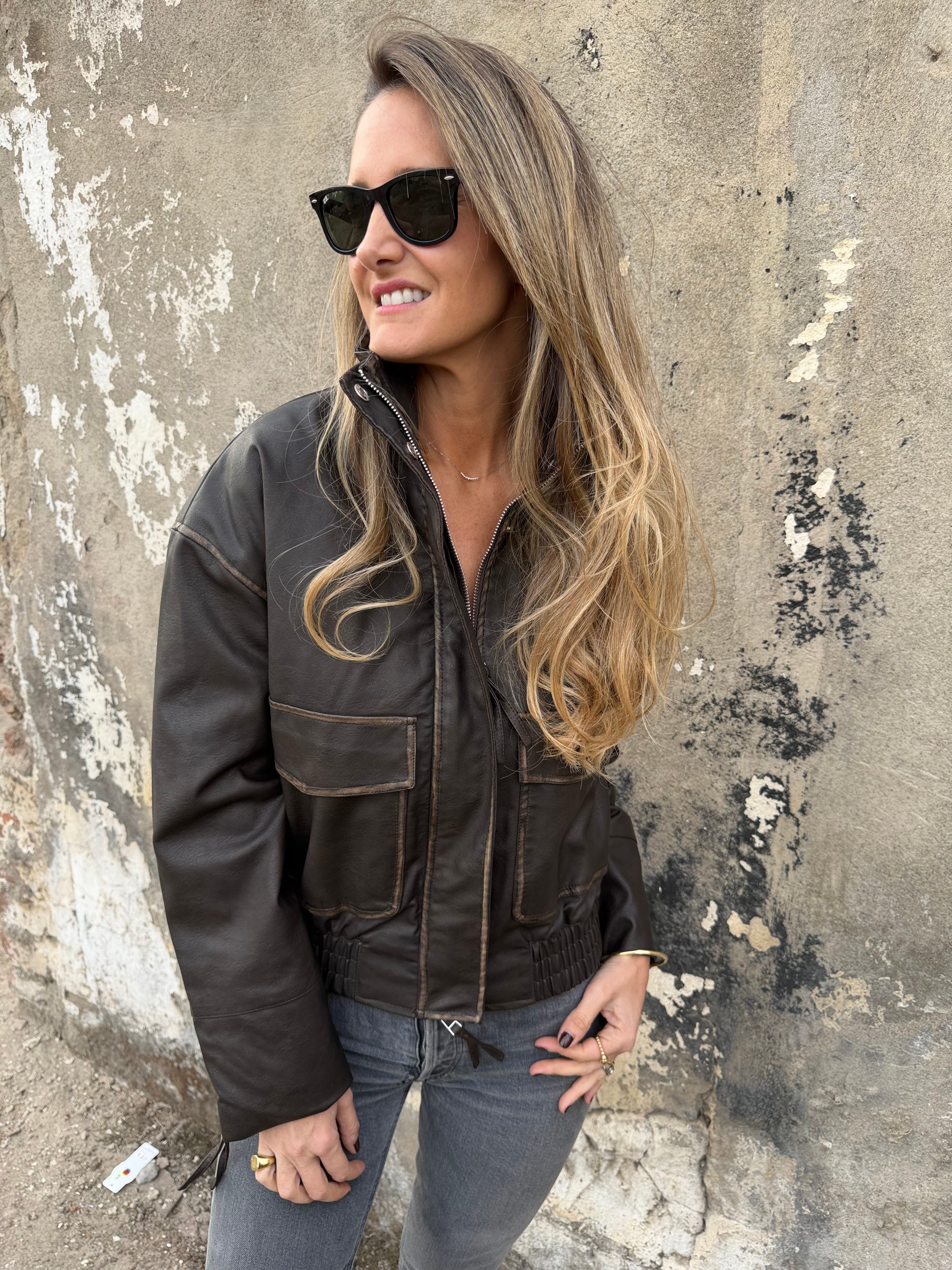 Chaqueta efecto cuero desgastado café