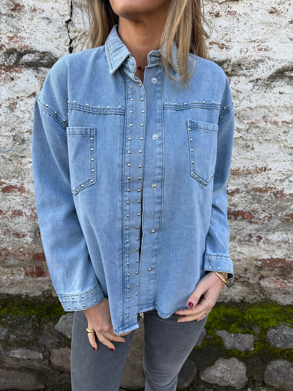 Chaqueta bluejean tachas celeste