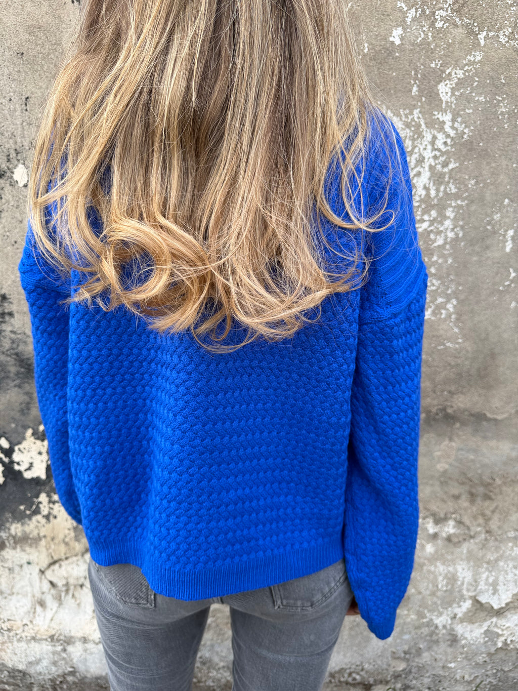 Cuello alto punto arroz azul