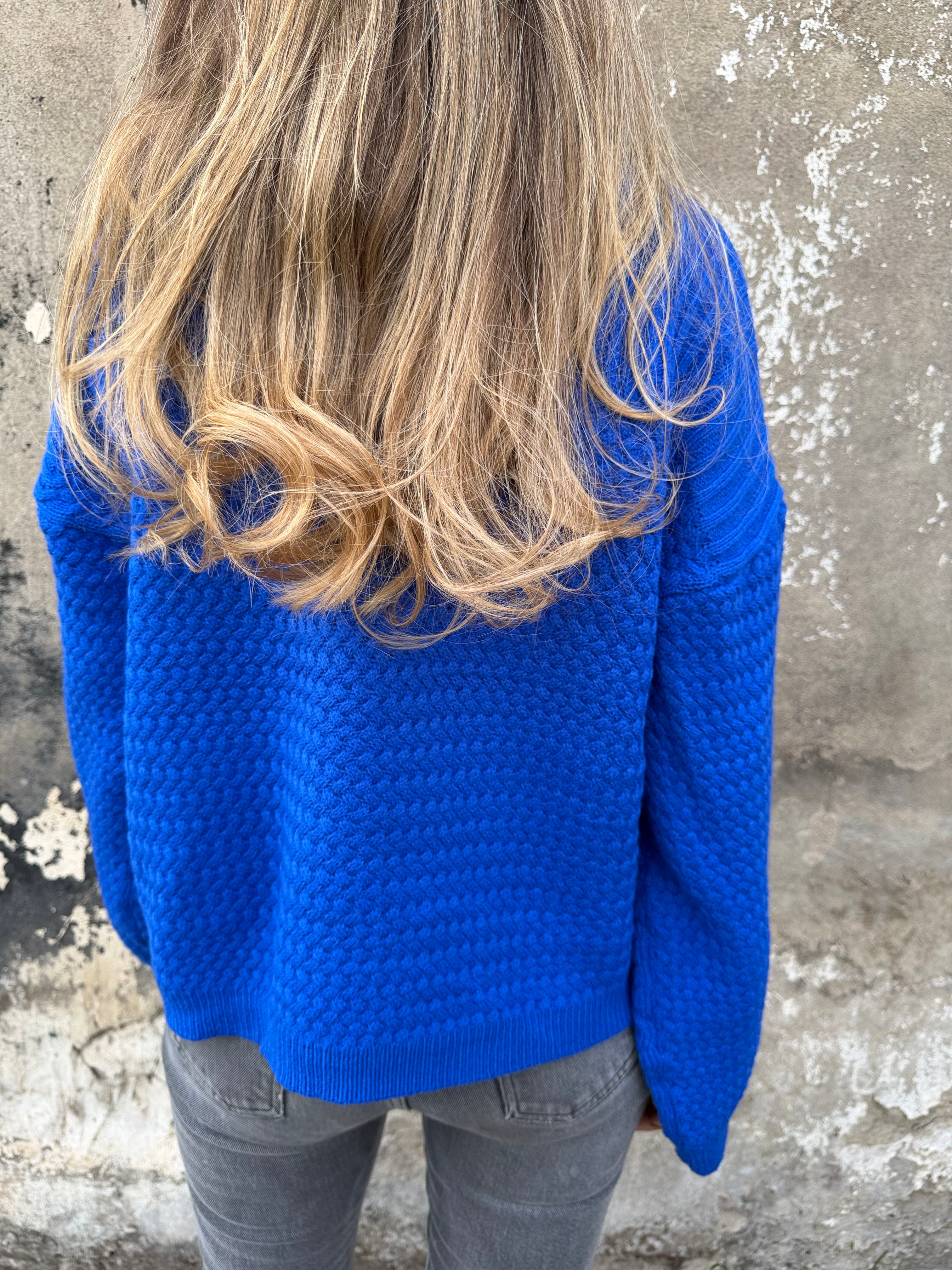 Cuello alto punto arroz azul