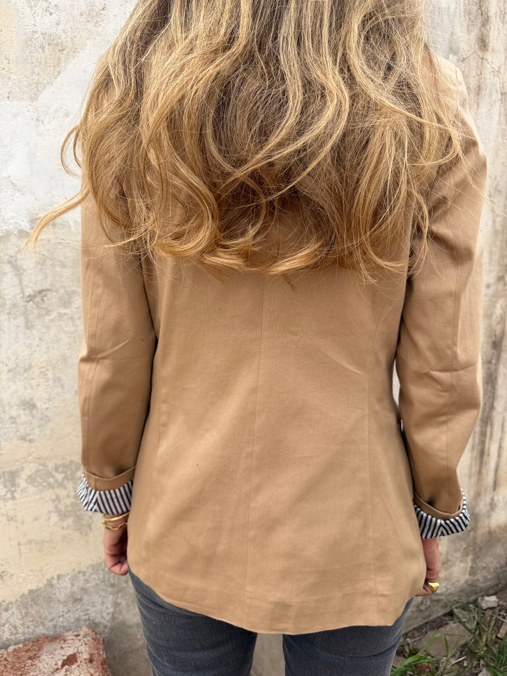 New blazer gabardina delgada con doblez rayado camel
