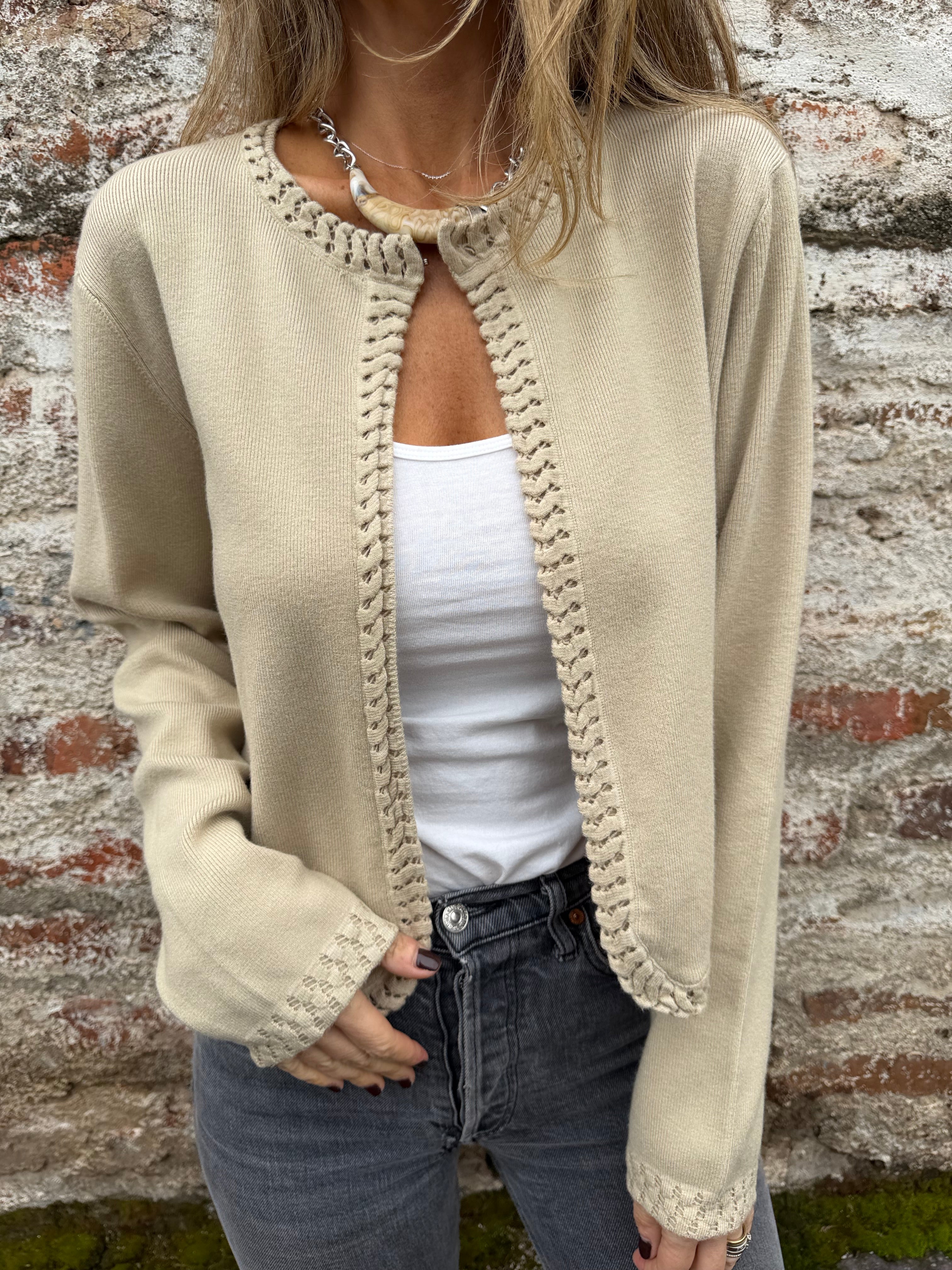 Chaquetita tejida detalles beige
