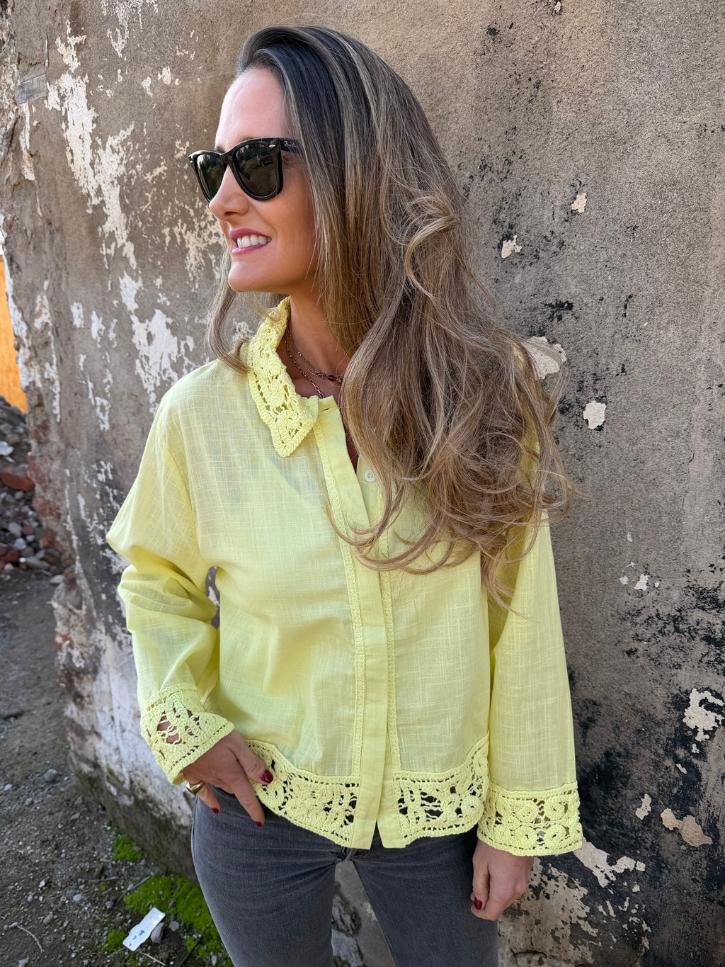 Blusa linoto y macramé amarilla flúor