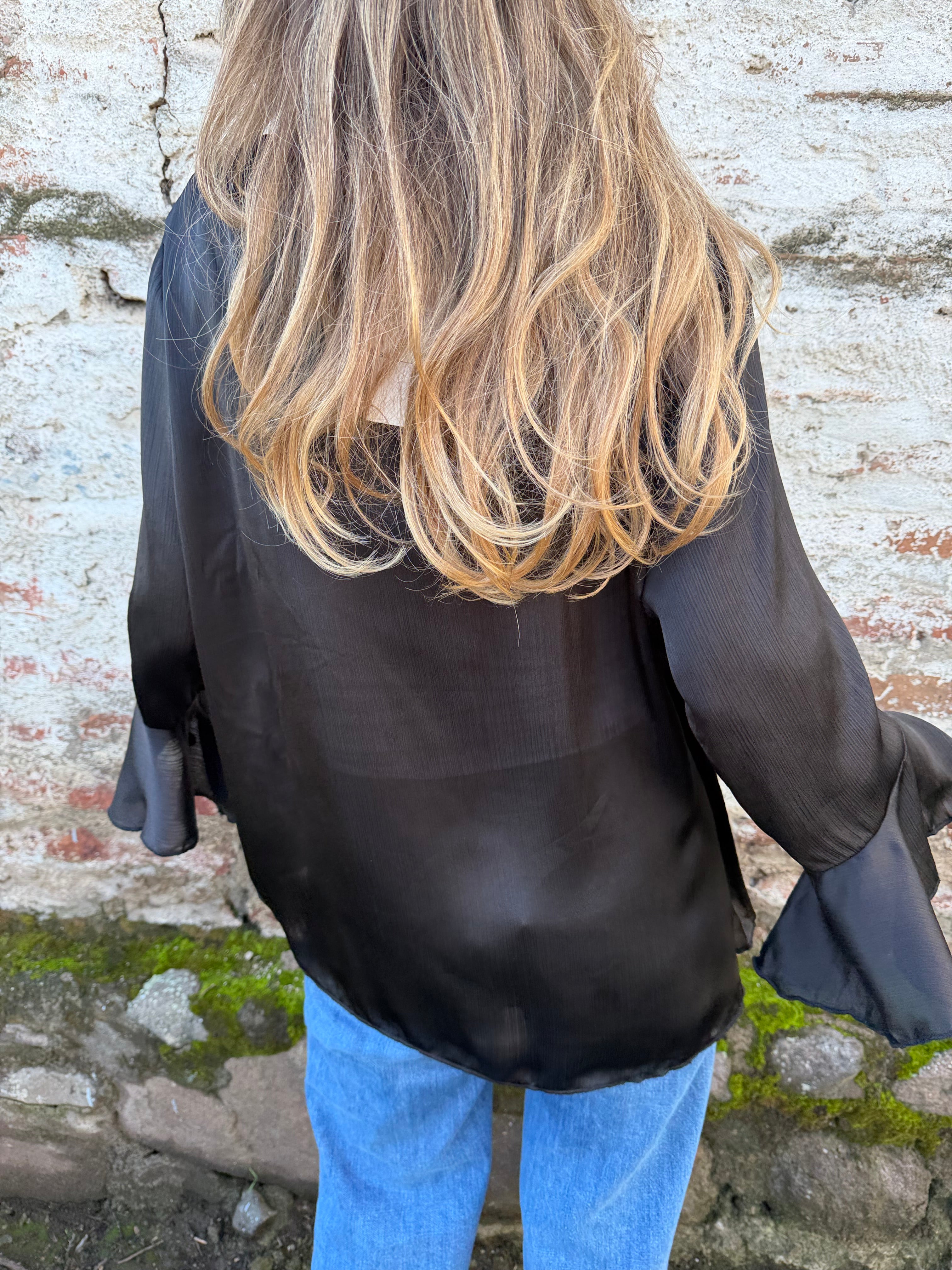 Blusa perlada volados negra