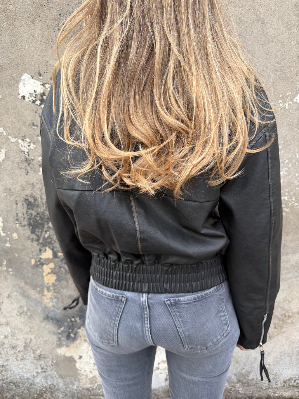 Chaqueta efecto cuero desgastado negra