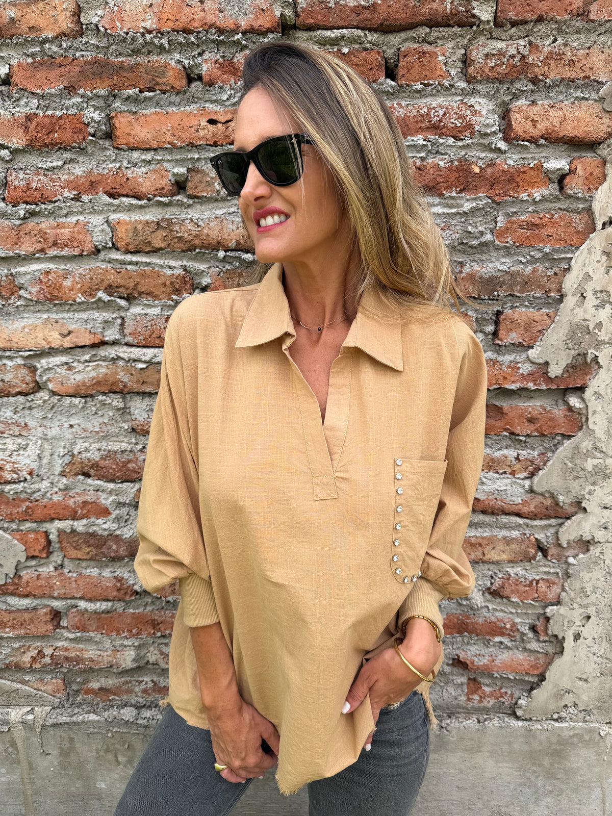 Blusa bolsillo brillantes camel