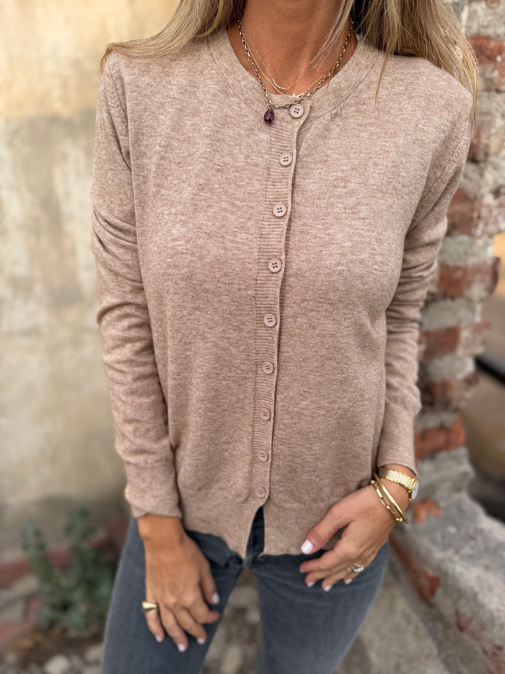 Chaleco básico cuello redondo botones beige jaspeado