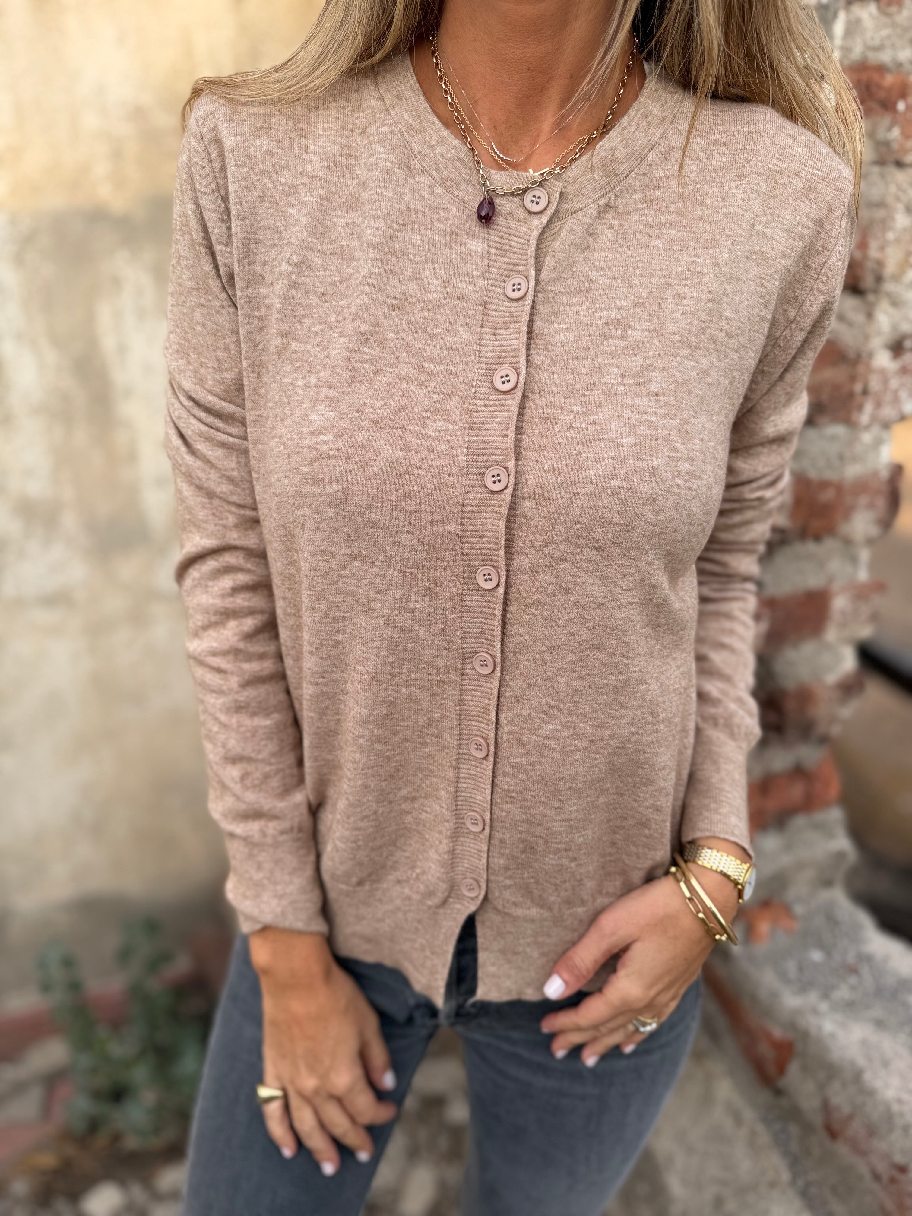 Chaleco básico cuello redondo botones beige jaspeado