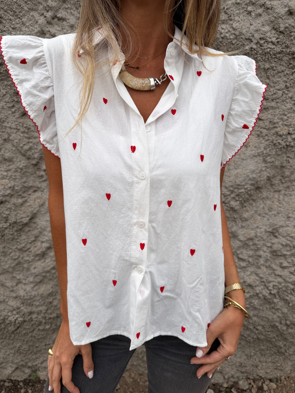 Blusa corazones bordados y vuelitos blanca