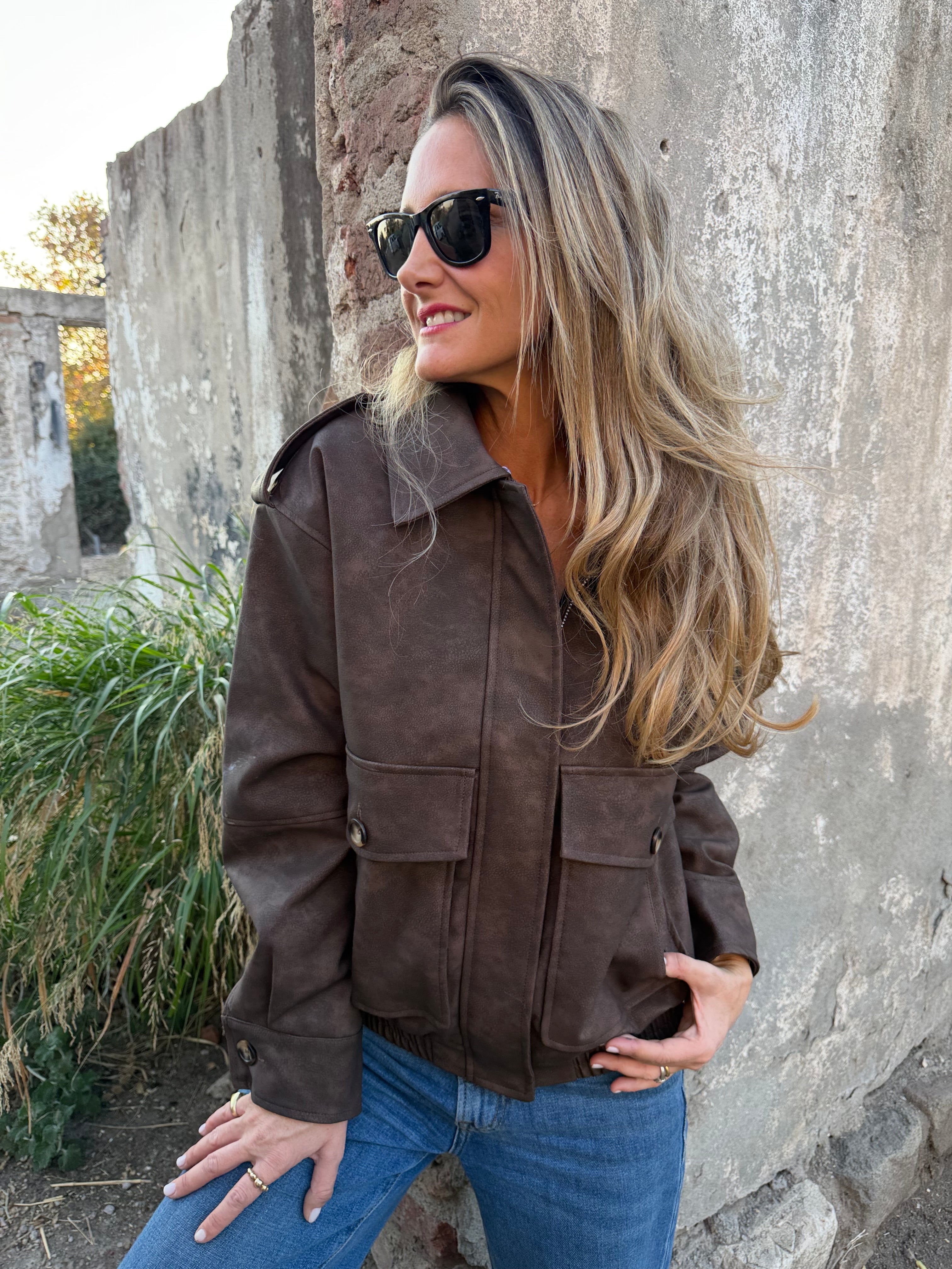 Chaqueta acolchada ecocuero opaco cuello removible piel café