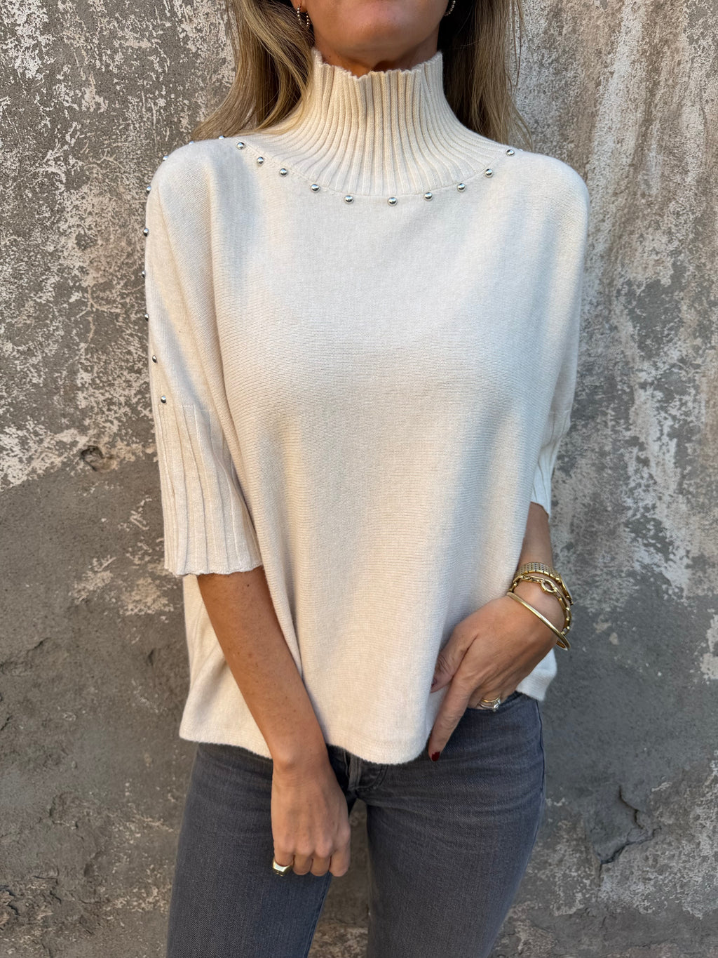 Chaleco medio cuello tachas crudo