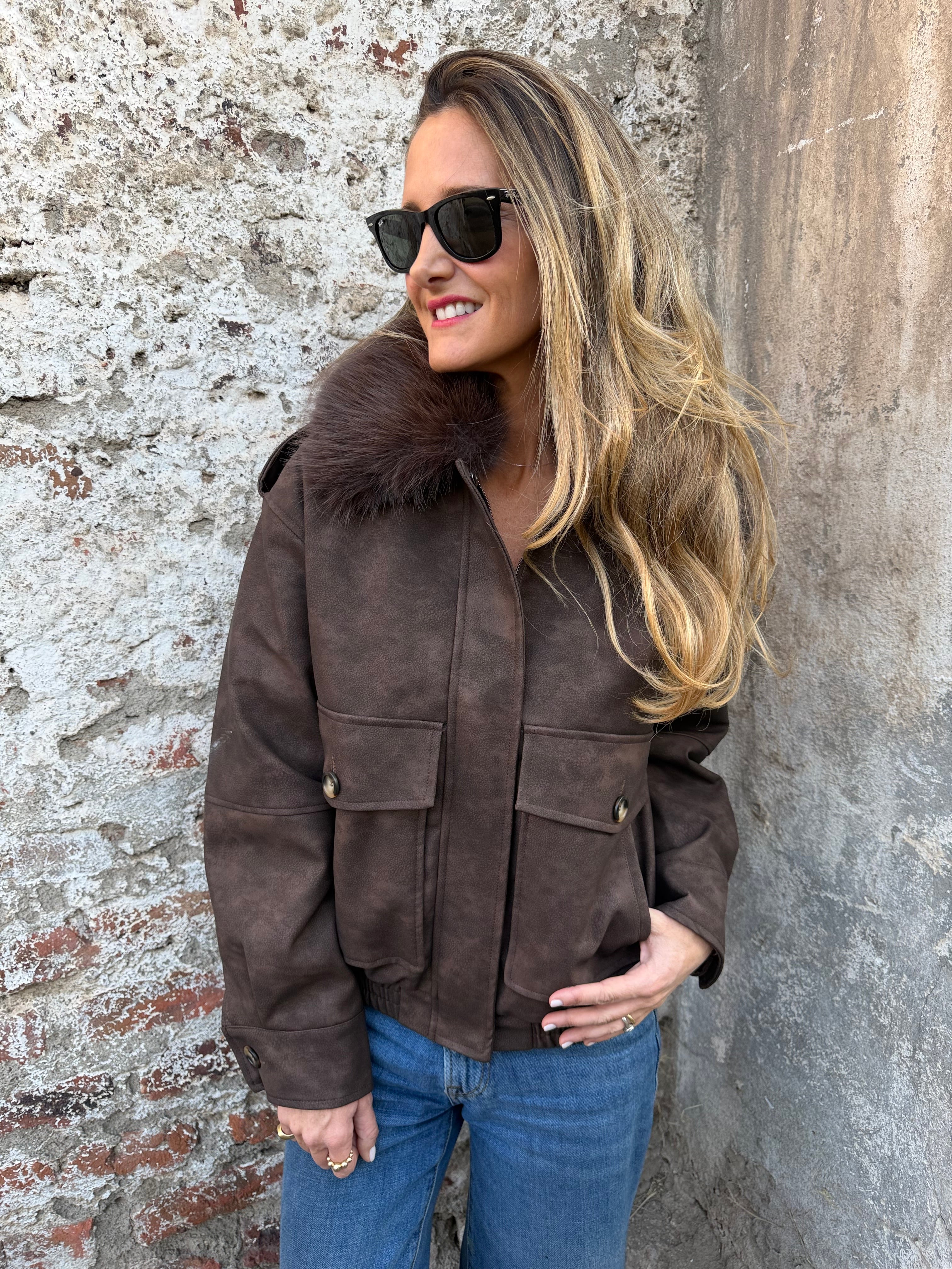 Chaqueta acolchada ecocuero opaco cuello removible piel café