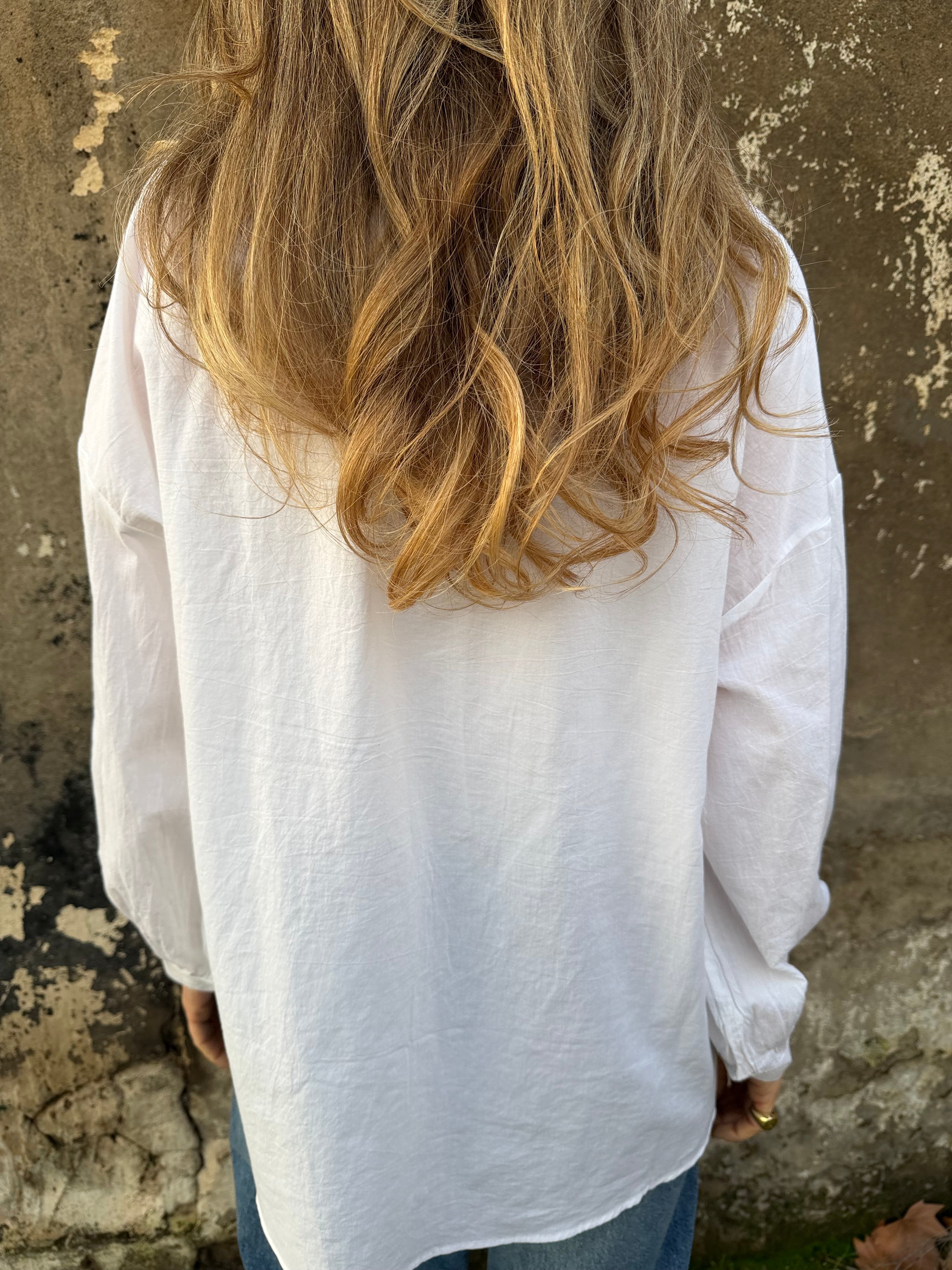 Blusa botones concha perla blanca