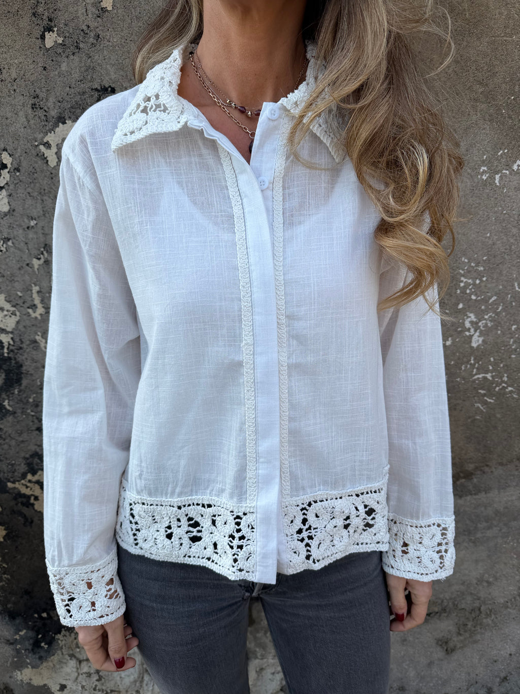 Blusa linoto y macramé blanco