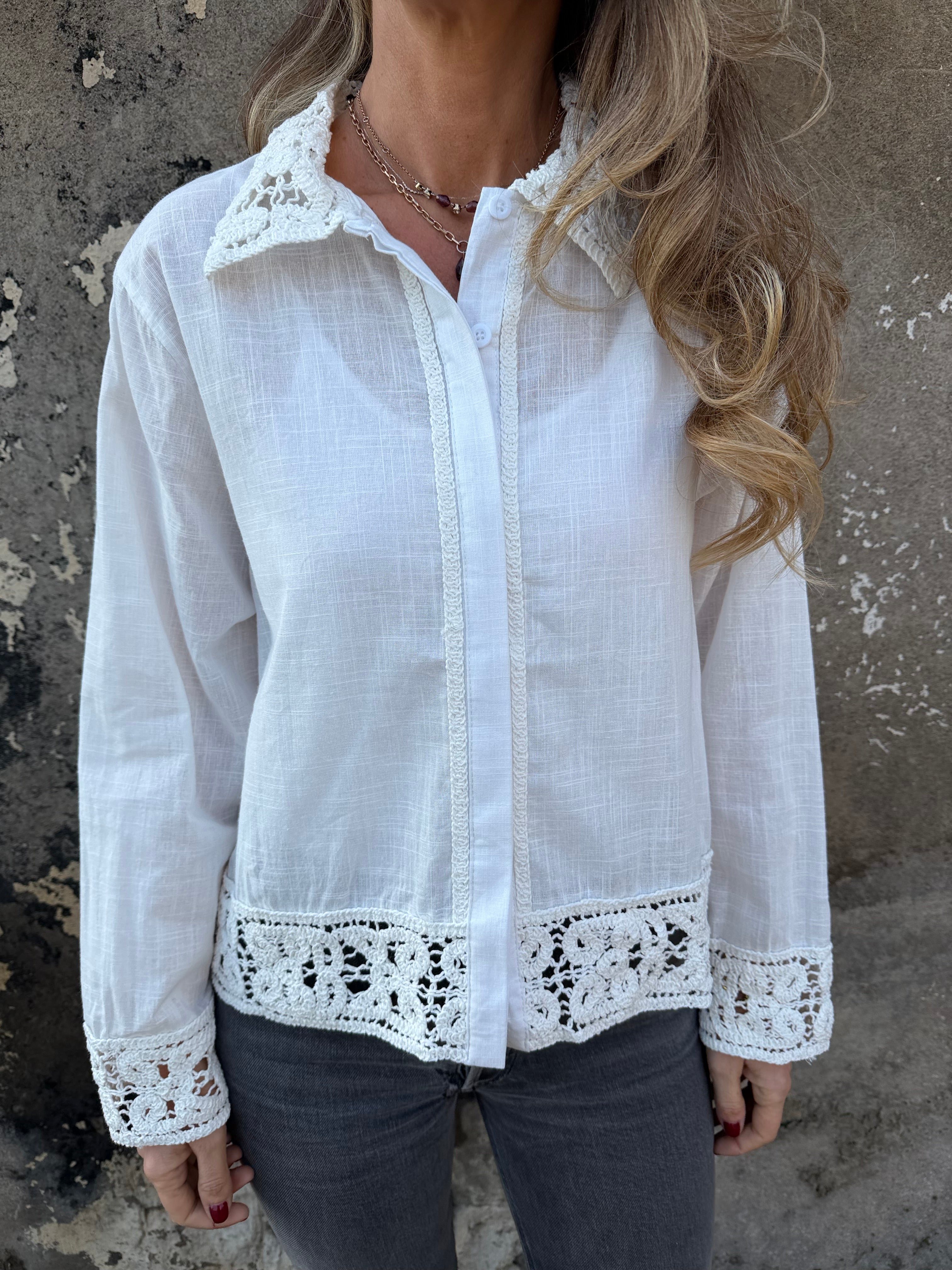 Blusa linoto y macramé blanco